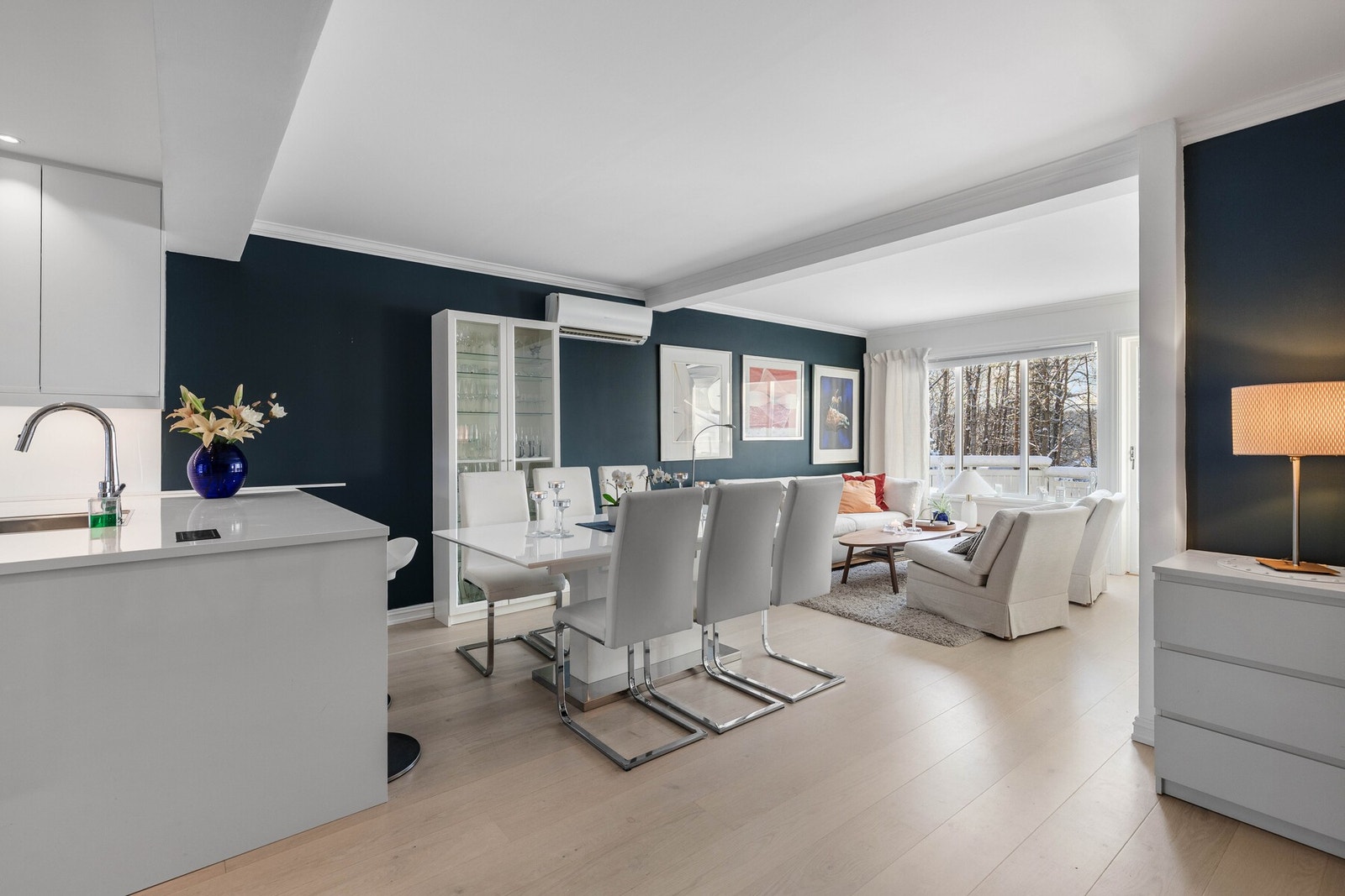 Stue og kjøkken er utformet i en åpen og sosial løsning, hvor sonene naturlig avgrenses av en kjøkkenutstikker. Galleribilde