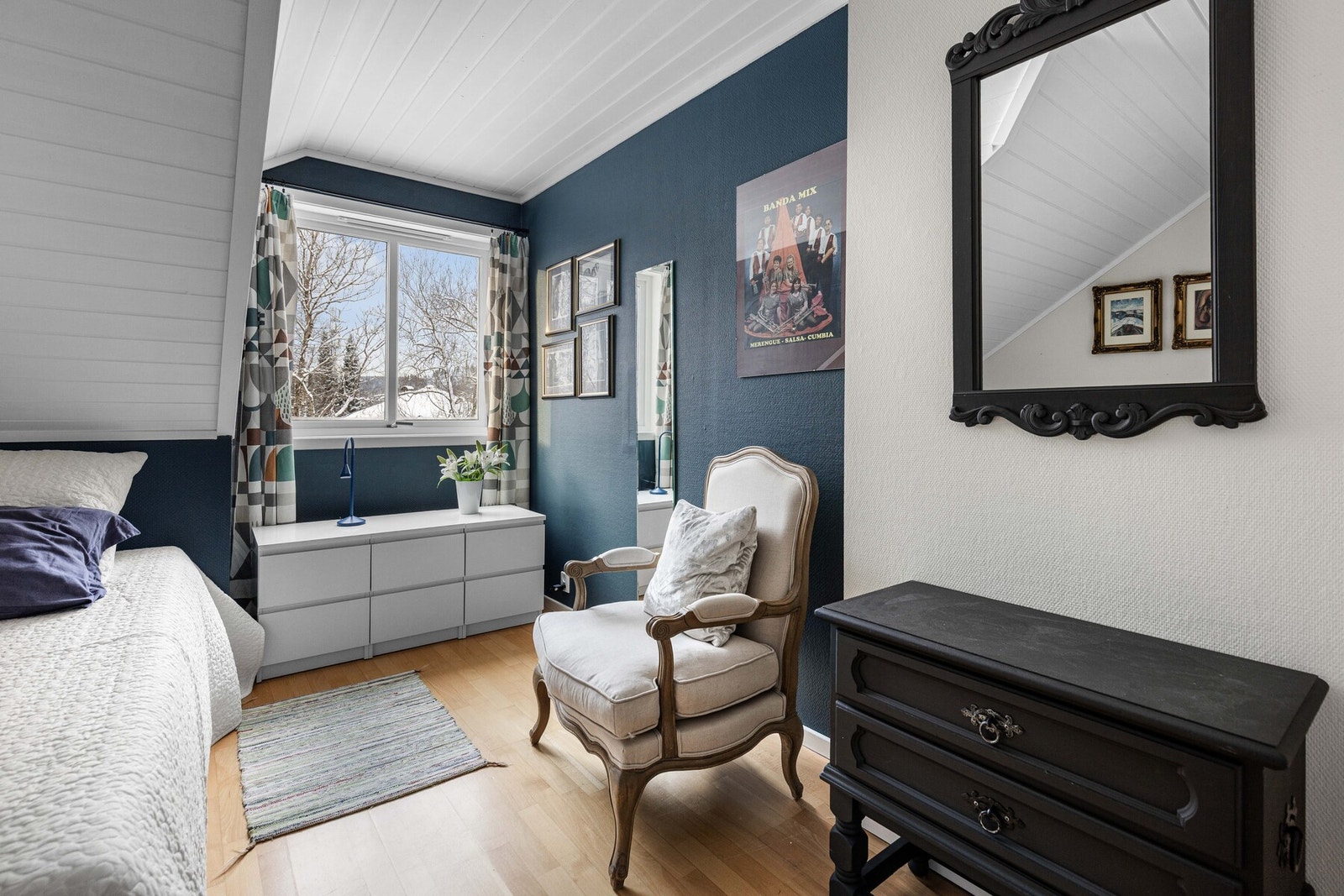 Soverom 1 med tilhørende garderobeskap. Galleribilde