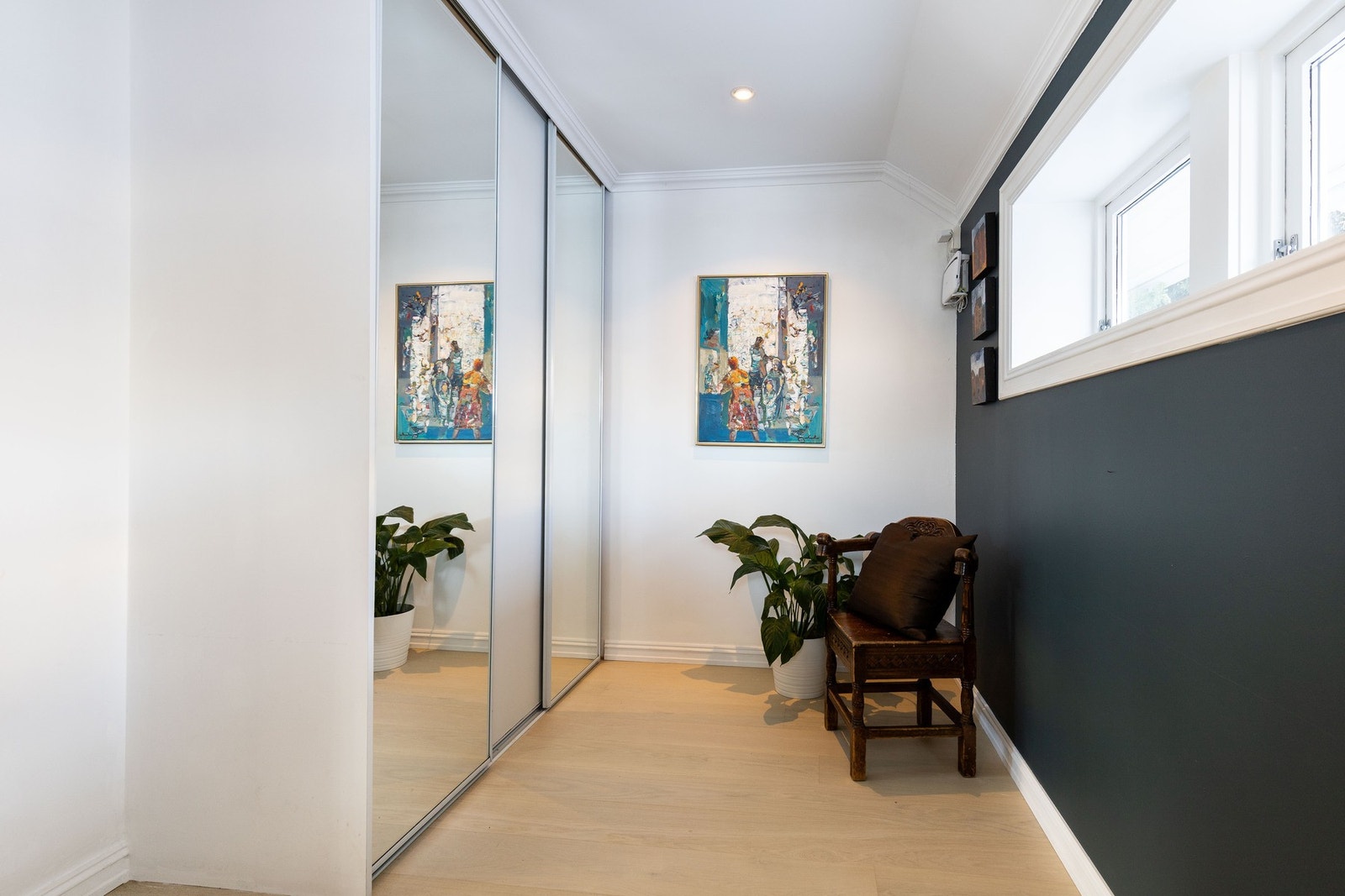 Romslig entré med laminatgulv og malte veggflater. Rommet har også skyvedørsgarderobe. Galleribilde