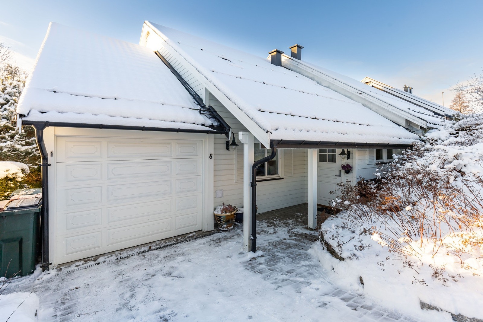 Det er parkering i garasje og i gårdsplass. Galleribilde
