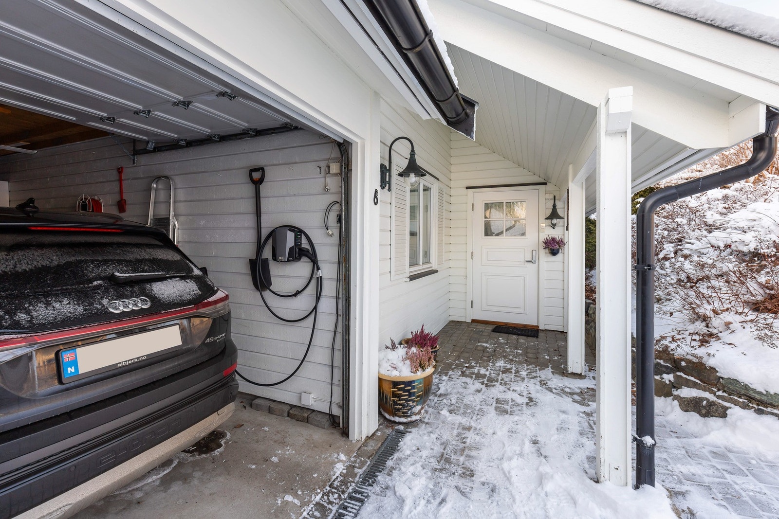 Det er installert elbil lader i garasjen. Galleribilde