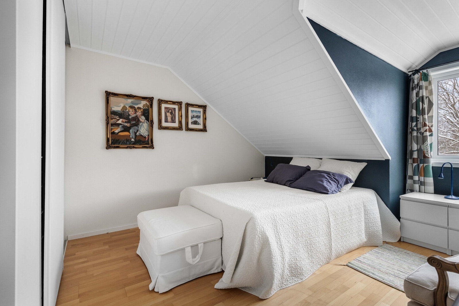 Boligen disponerer tre soverom, alle plassert i andre etasje. Galleribilde