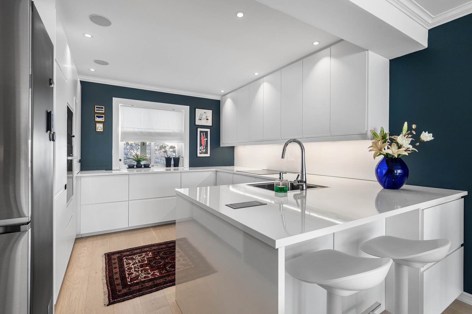 Det er godt med skap- og benkeplass, og mellom over- og underskap er det montert glassplate som gir et stilrent uttrykk og er lett å holde rent. Galleribilde