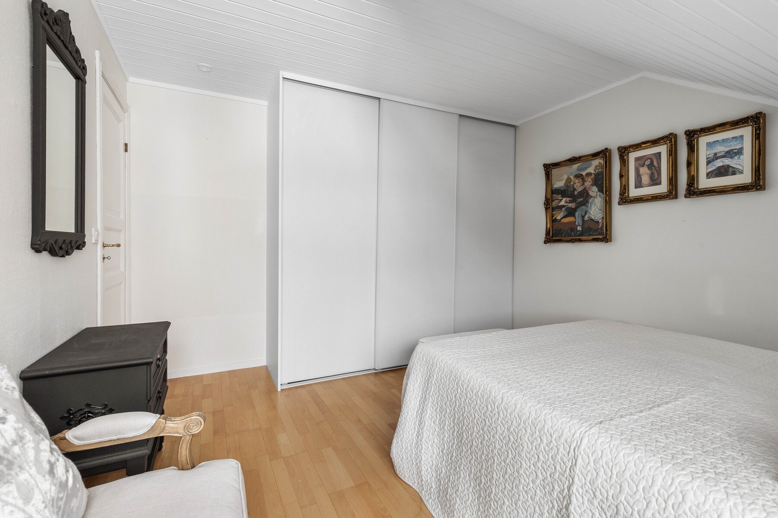 Soverom 1 med tilhørende garderobeskap. Galleribilde