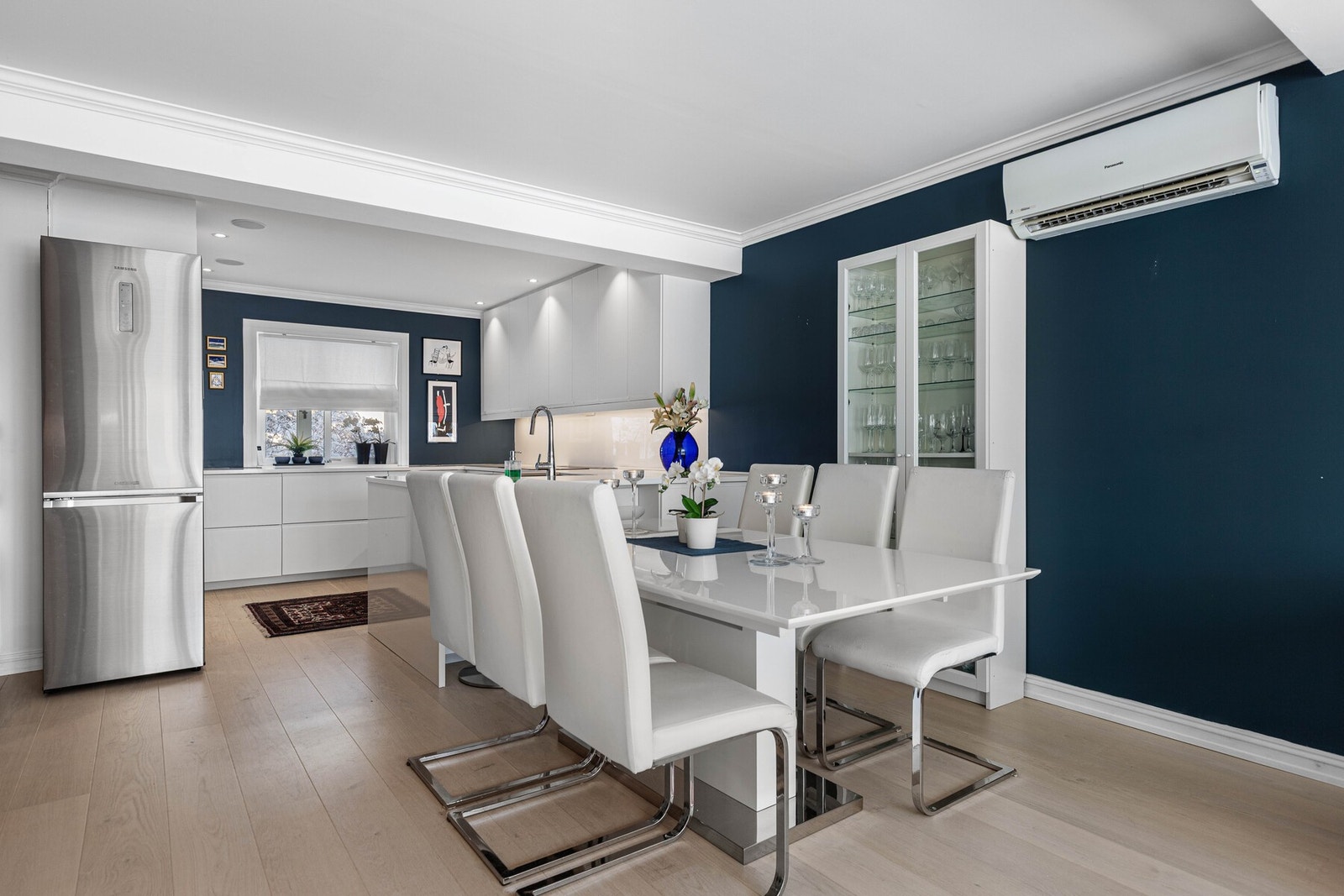 Kjøkkenet har en funksjonell og praktisk utforming med glatte fronter og slitesterk benkeplate i granitt med nedfelt utslagsvask. Galleribilde