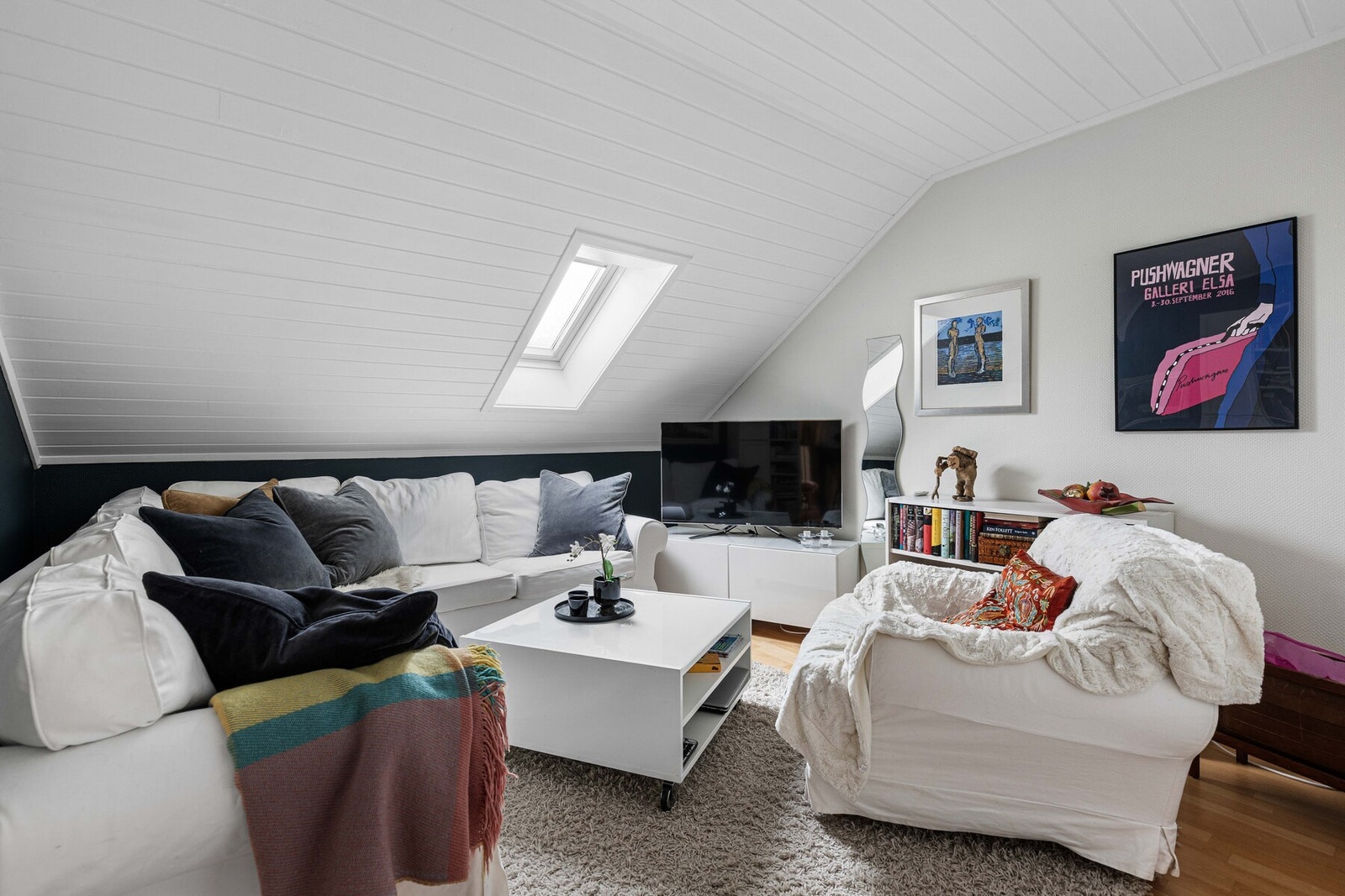 Soverom 3 er av romslig størrelse, og brukes i dag som en ekstra stue. Nede i stuen er det også mulighet for å etablere et fjerde soverom. Galleribilde