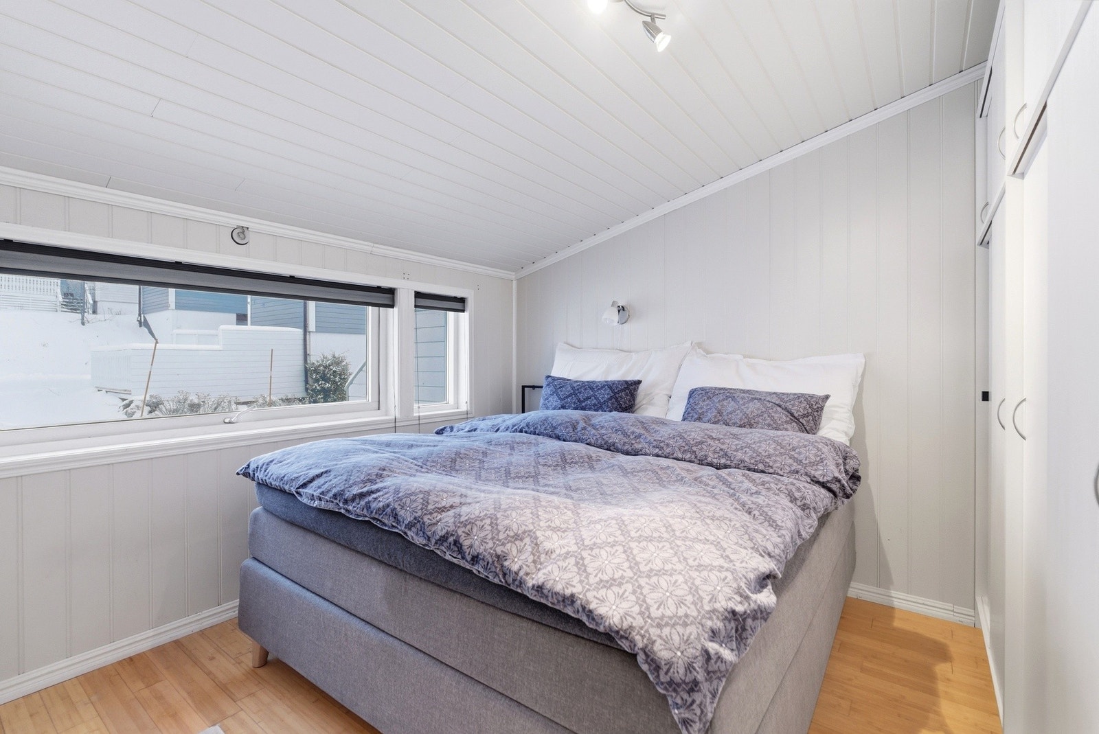 Soverom i 1.etasje med god plass til dobbeltseng og garderobeskap. Galleribilde