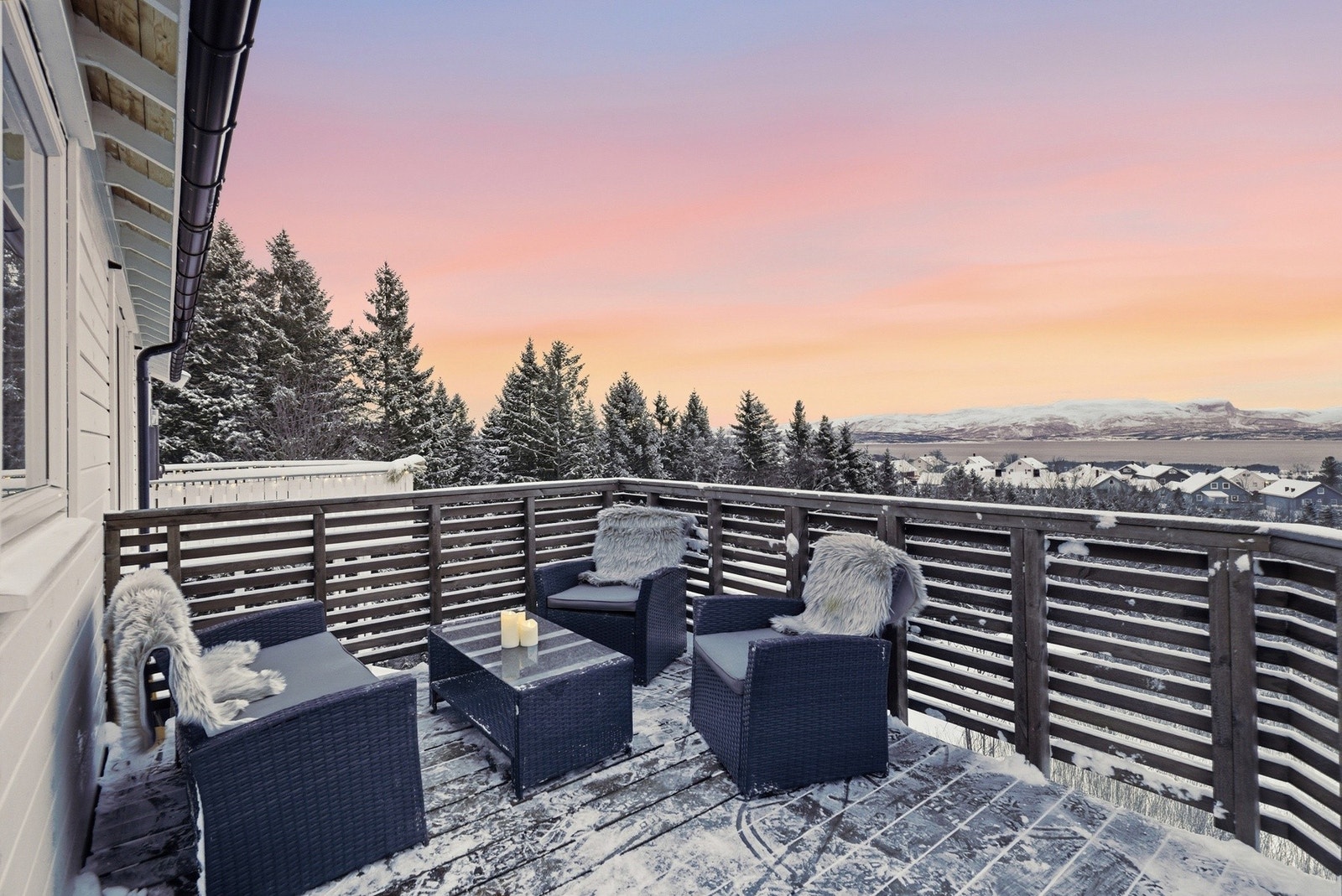 Stor balkong med meget gode lys og solforhold.
El.billader montert på boligen. Galleribilde