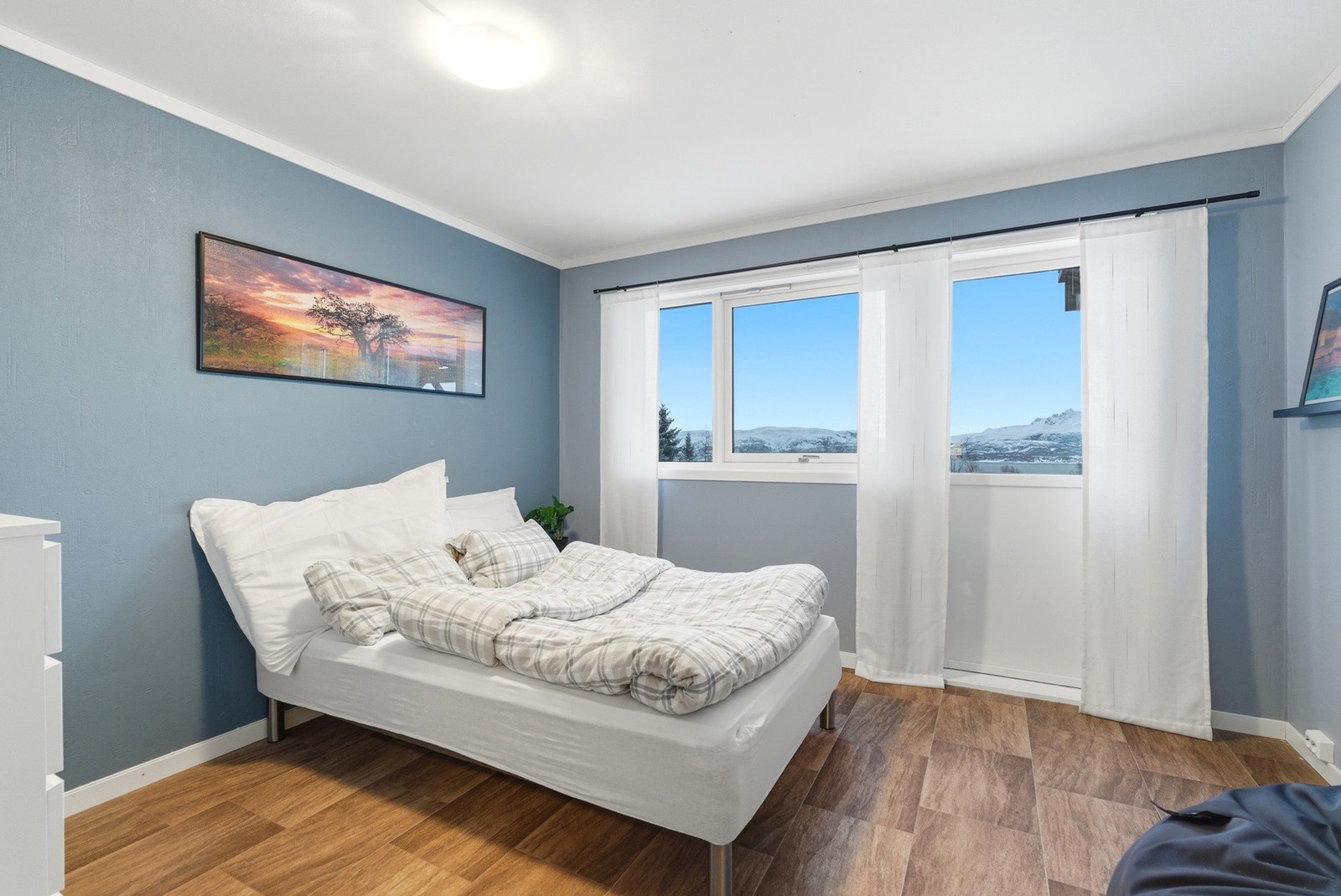 Romslig soverom med god plass til dobbeltseng og garderobeløsning. Galleribilde