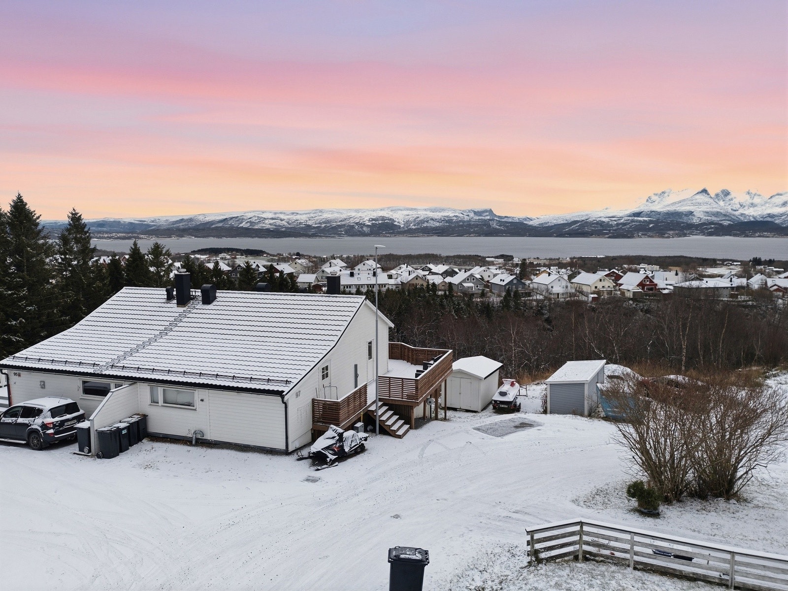 Boligen ligger "på pynten" og grenser til friområde. Galleribilde