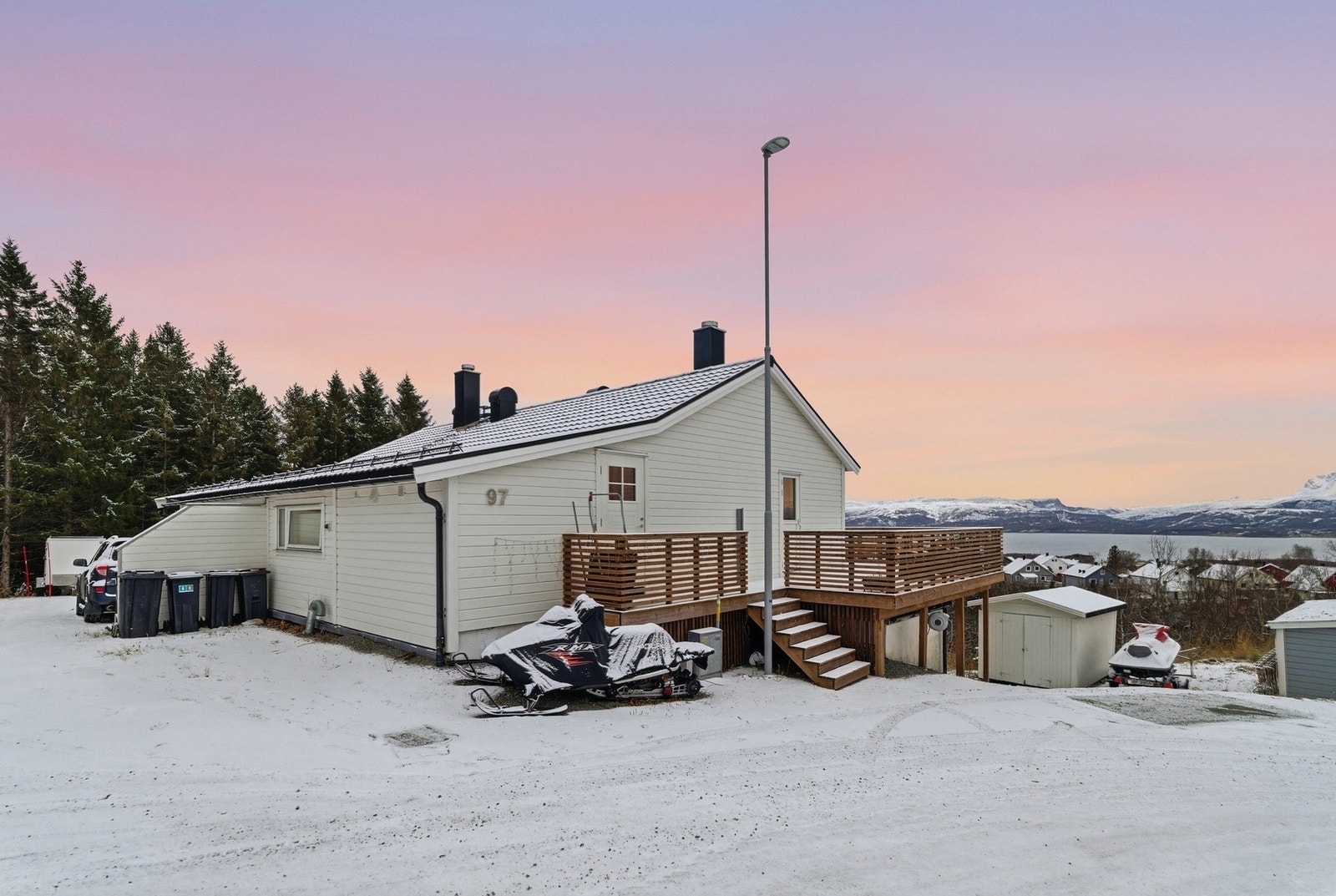 Uteområde med hage, parkering, samt utebod og 2 redskapsboder. Galleribilde