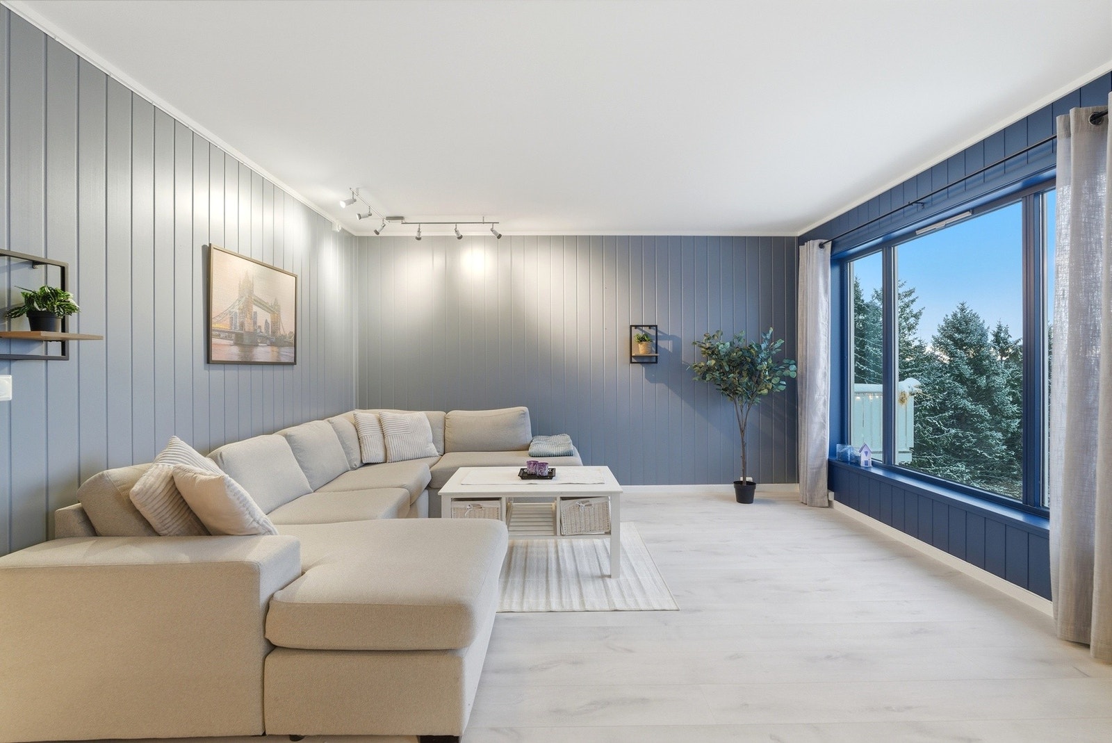 Romslig stue med god plass til sofagruppe og tilhørende møblement. Galleribilde