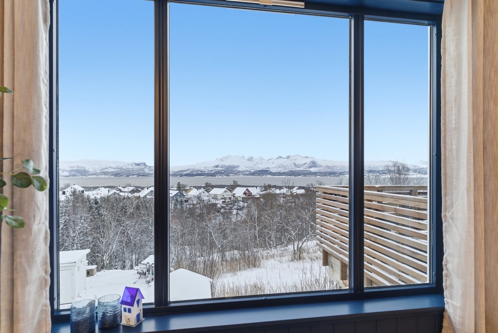 Nydelig utsikt mot Børrvasstindene fra eiendommen! Galleribilde