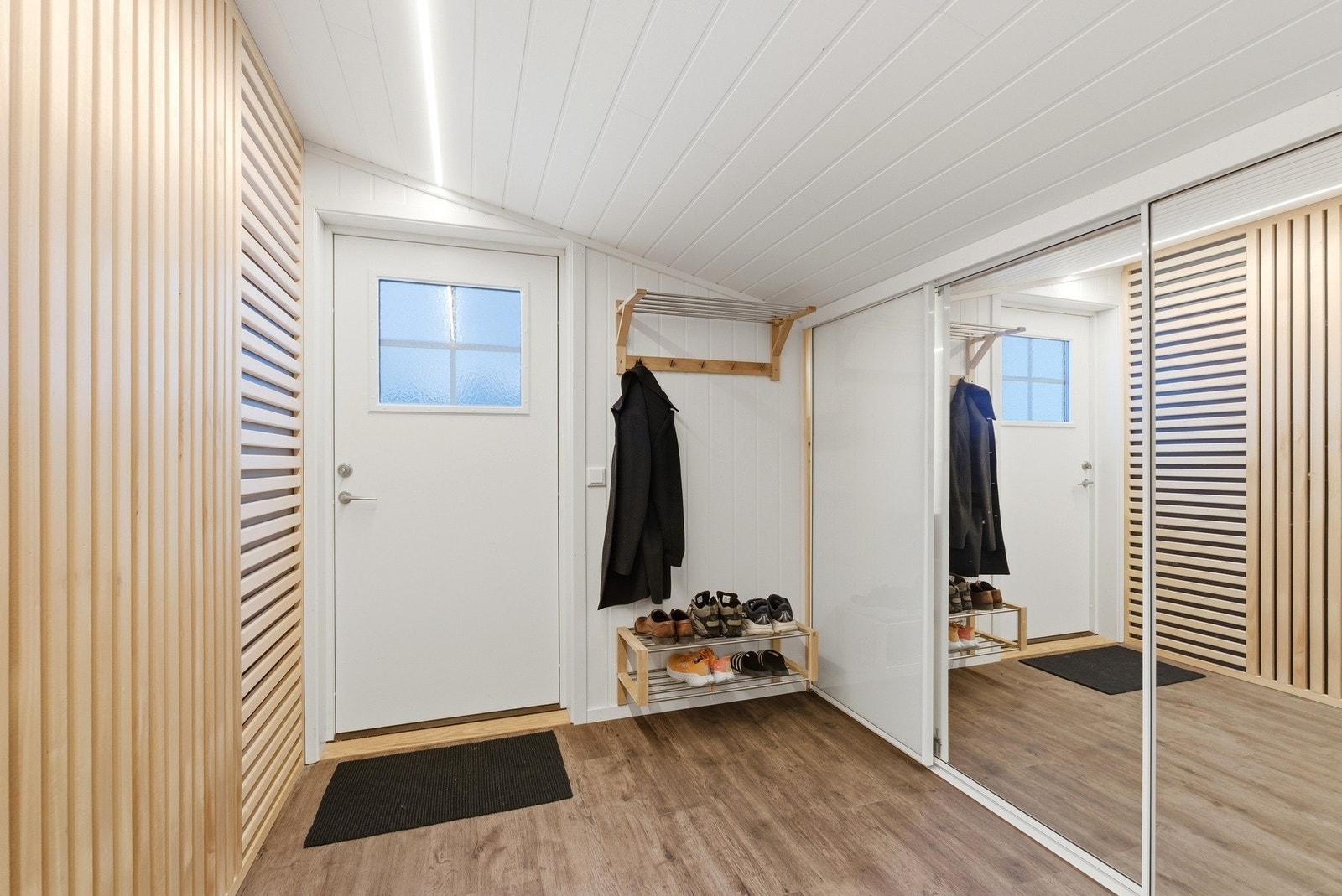 Velkommen inn! Entré med god plass til klesoppbevaring i skyvedørsgarderobe. Galleribilde