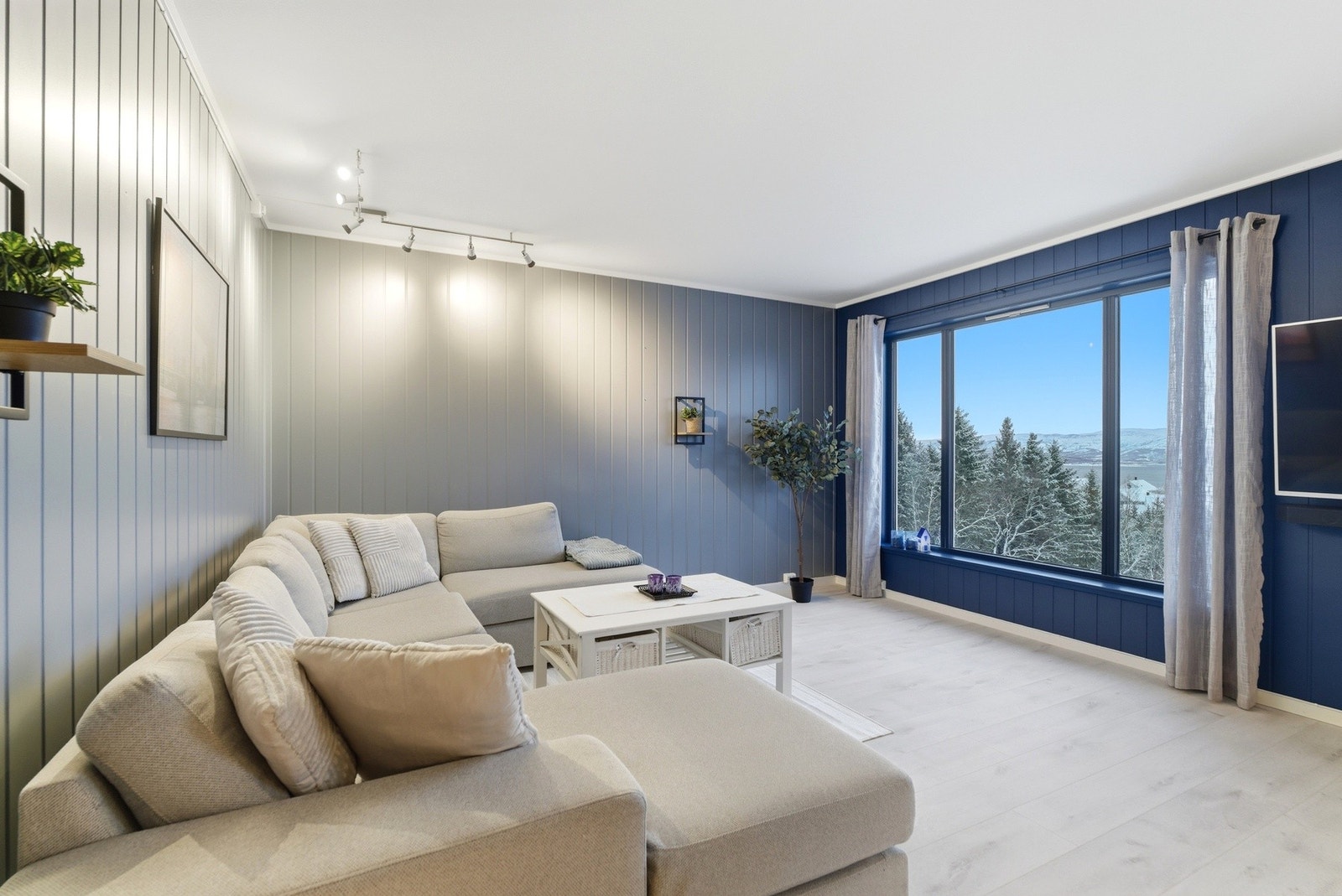 Store vinduer som slipper inn godt med naturlig lys i rommet. Galleribilde