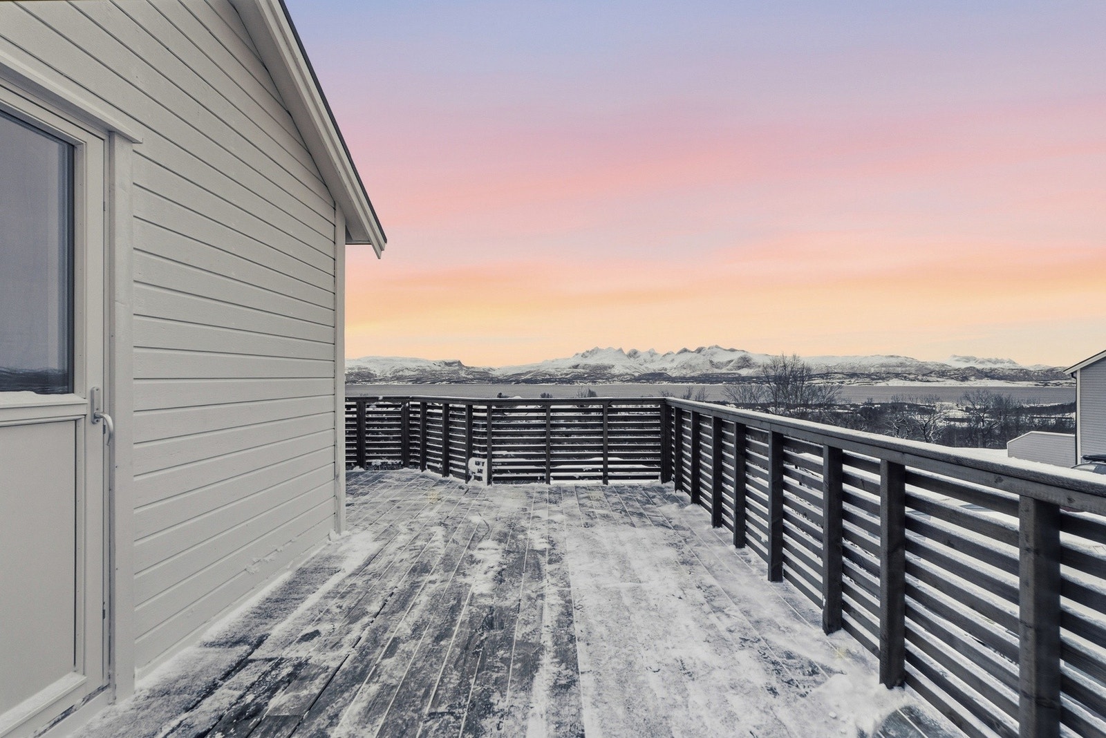 Balkongen har god plass til flere sittegrupper. Balkongen ble skiftet i 2022. Galleribilde