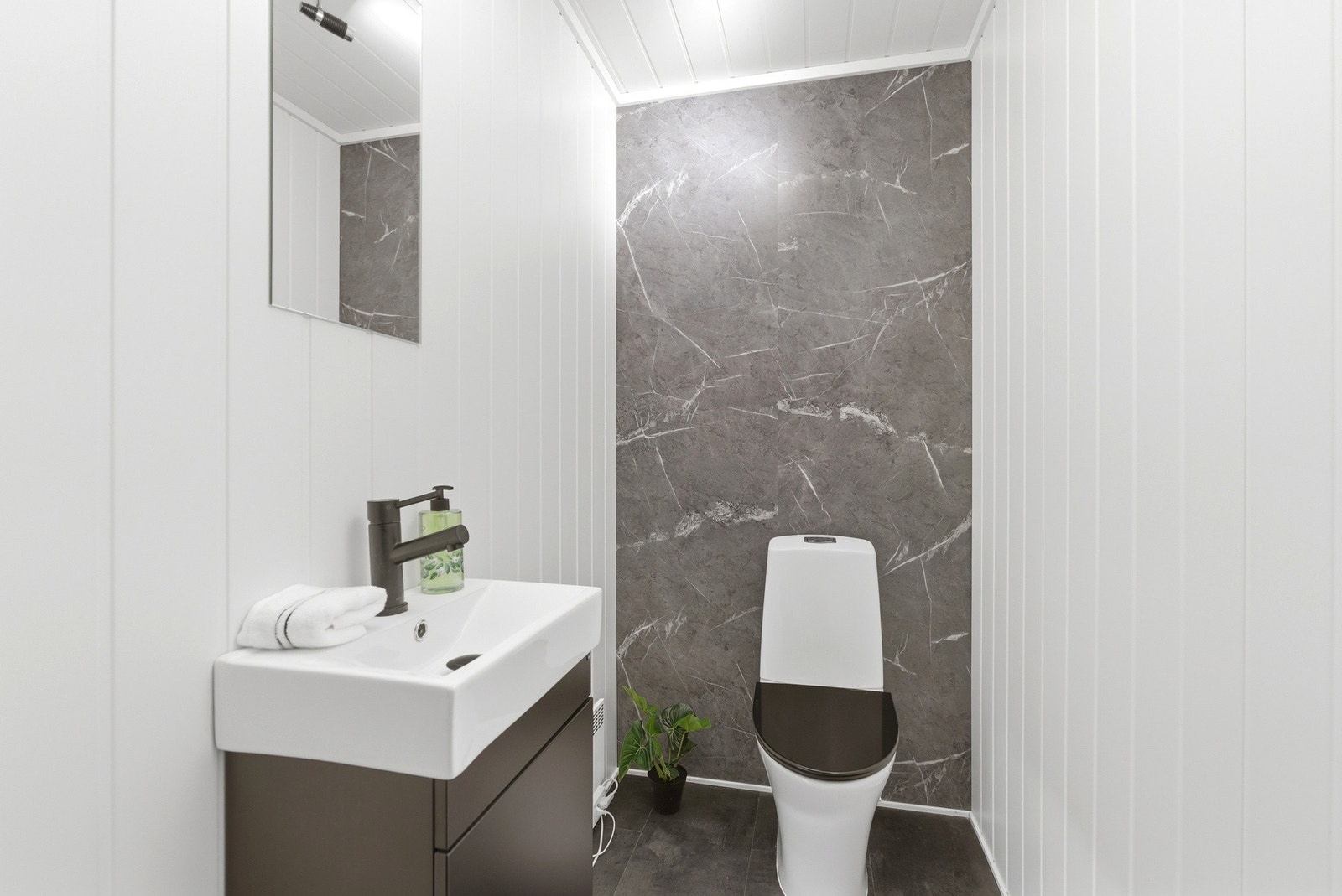 Praktisk med egen WC-rom i 1.etasje. Galleribilde