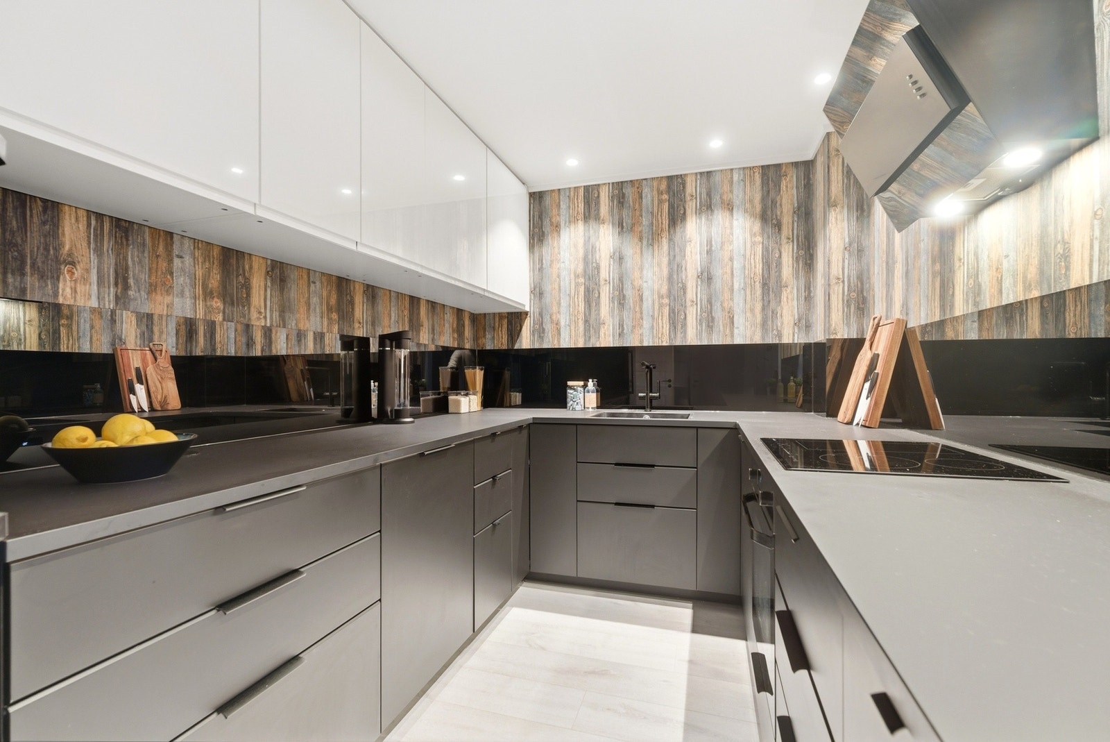 Integrert stekeovn, platetopp og oppvaskmaskin på kjøkkenet. Galleribilde