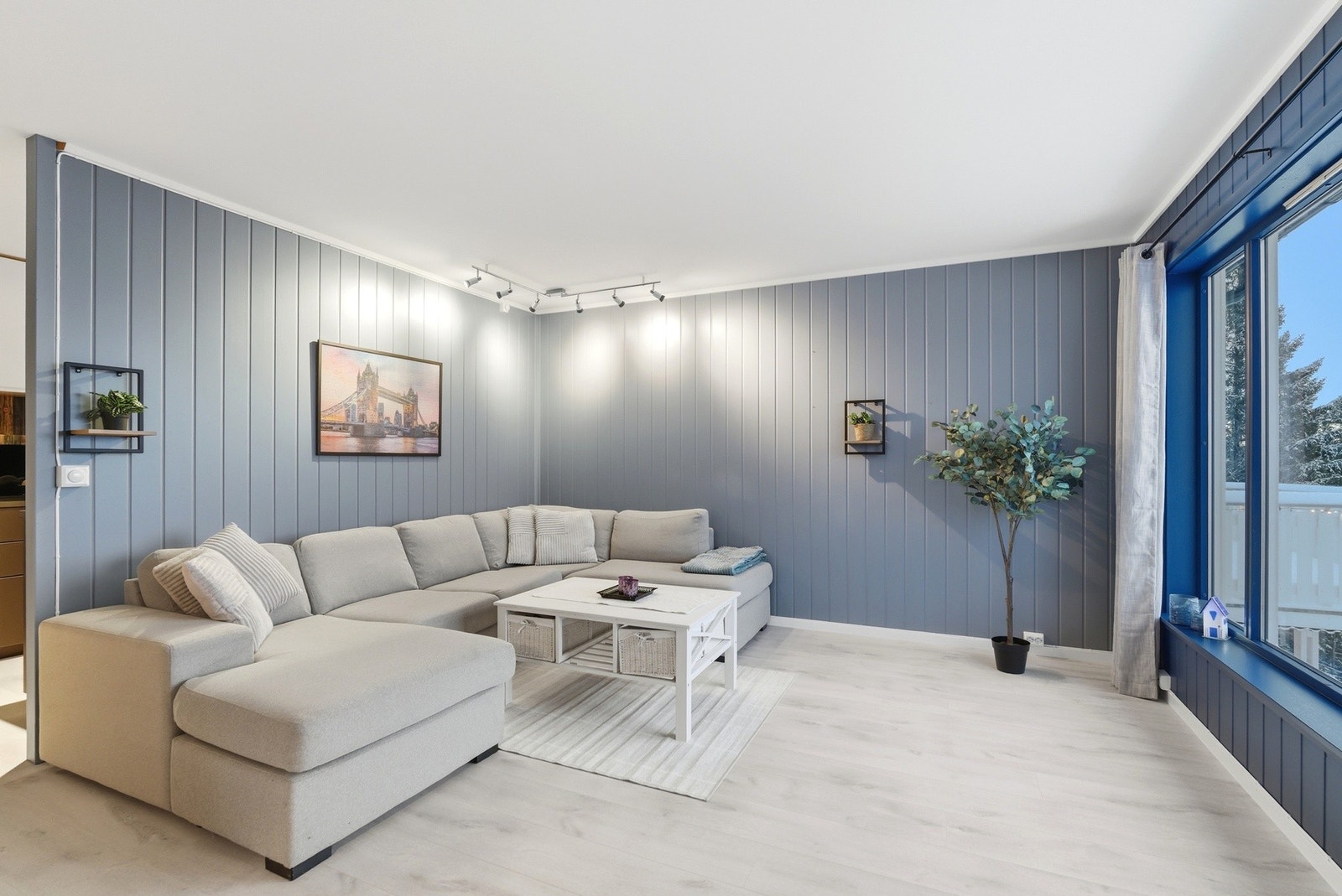 Stuen har vegger malt i behagelige farger. Galleribilde