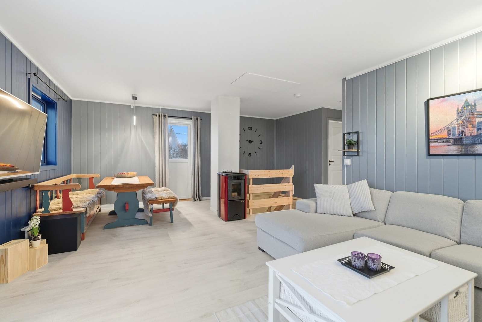 Stuen er todelt med plass til sofagruppe og spisestuedel. Galleribilde