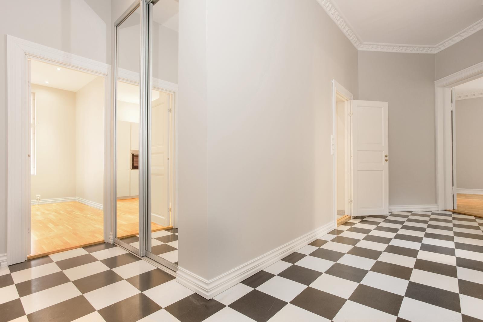 Stor og flott gang/ entrè med garderobeskap. Galleribilde