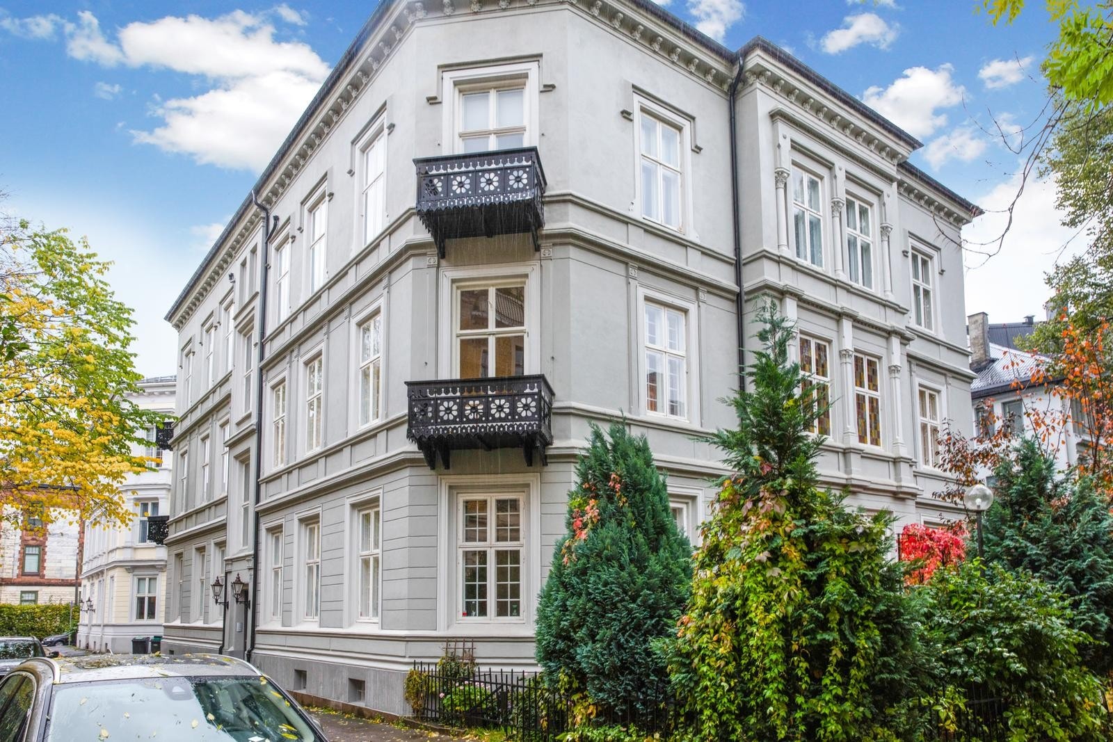 Fasade. Leiligheten ligger i 2. etasje med balkong i en klassisk bygård på Frogner. Galleribilde