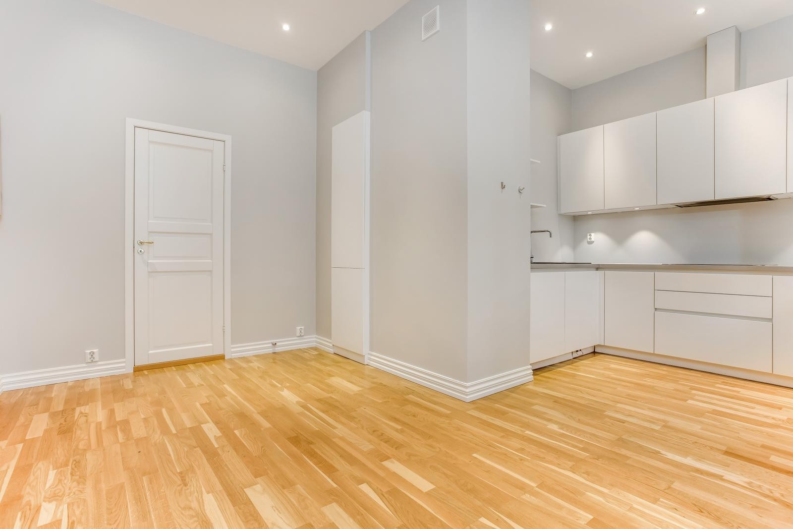 Kjøkkenet har god plass til spisebord og to store vinduer som slipper inn rikelig med lys. Galleribilde