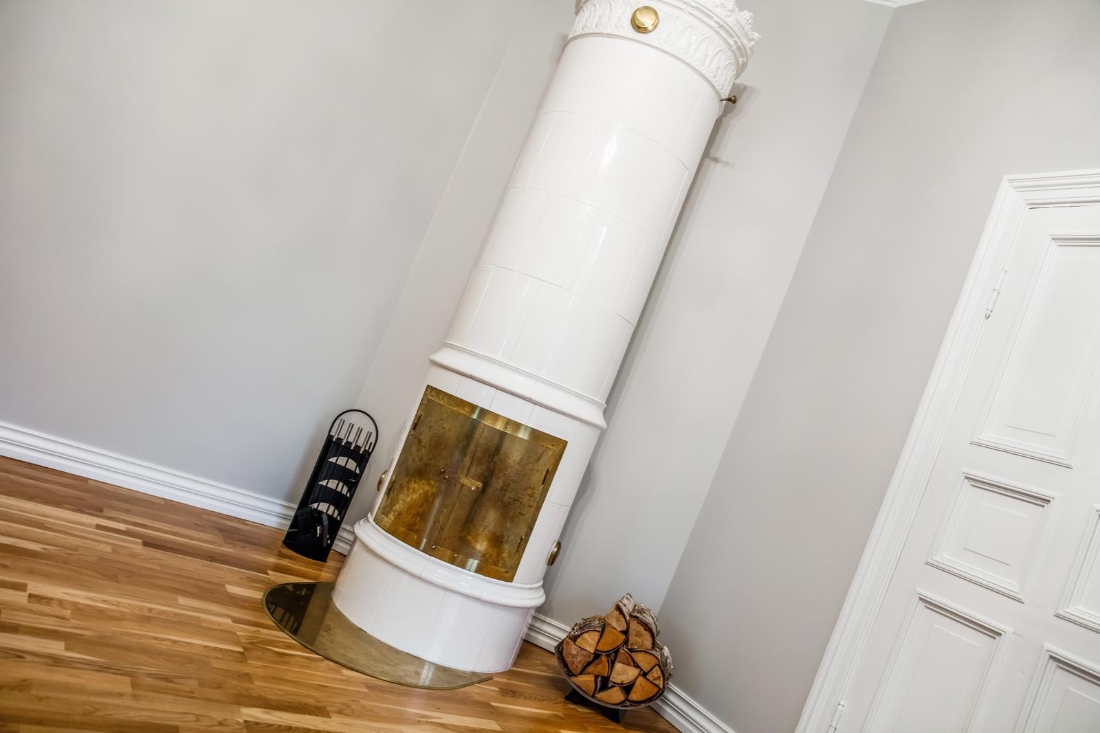 Flott kakkelovn i spisestue. Galleribilde