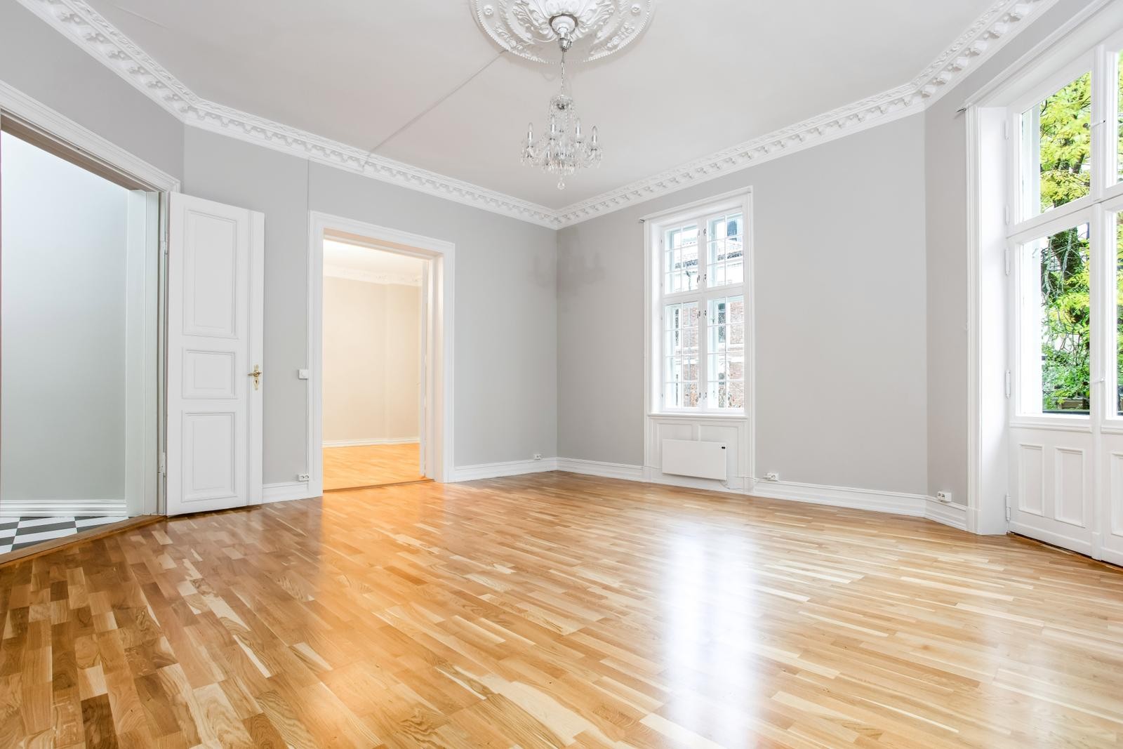 Hovedstue. Leiligheten har flotte detaljer som stukkatur og rosett i taket. Galleribilde