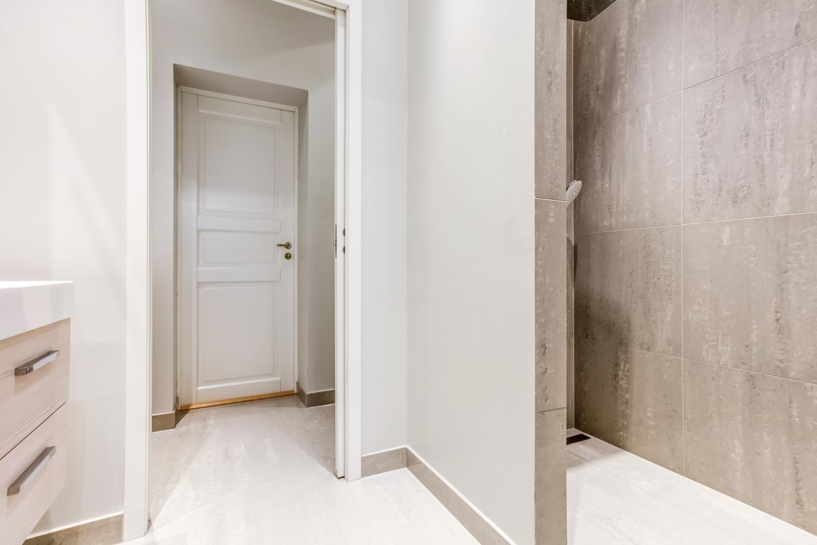 Badet har store og flotte fliser i dusj. Galleribilde