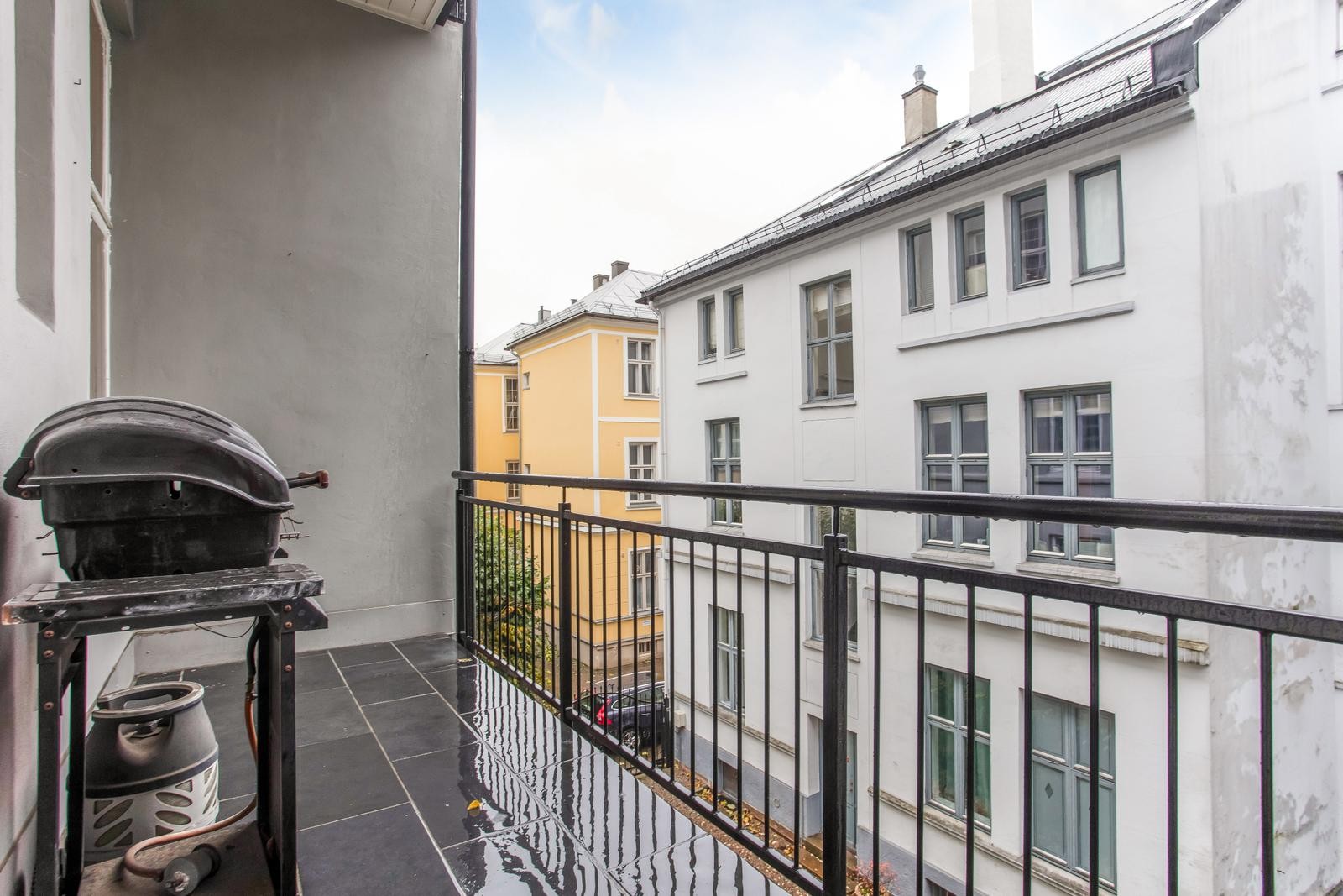 Romslig balkong med utgang fra hovedsoverom. Galleribilde