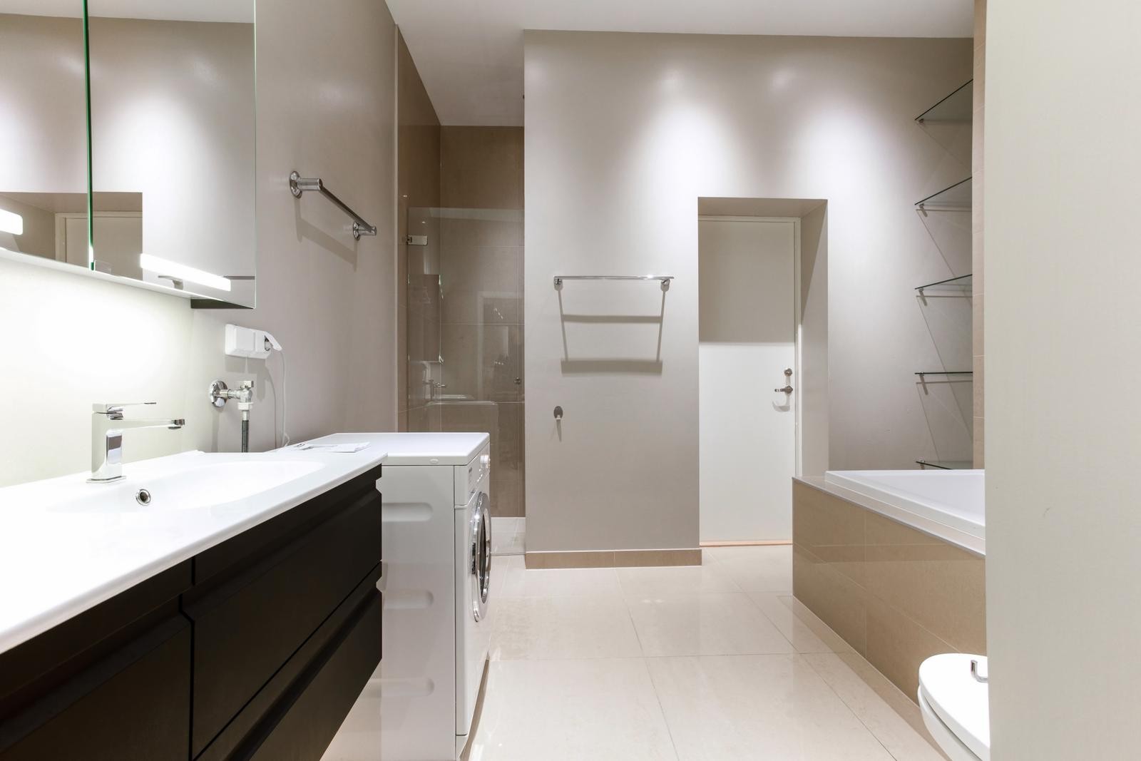 Hovedbad har dobbelservant, dusj, badekar og vaskemaskin. Galleribilde