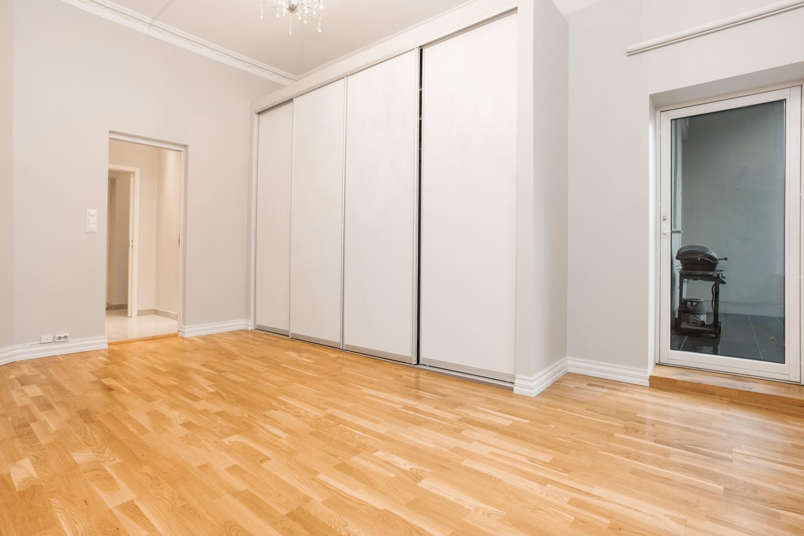 Hovedsoverom har utgang til romslig balkong og direkte tilgang til bad. Galleribilde