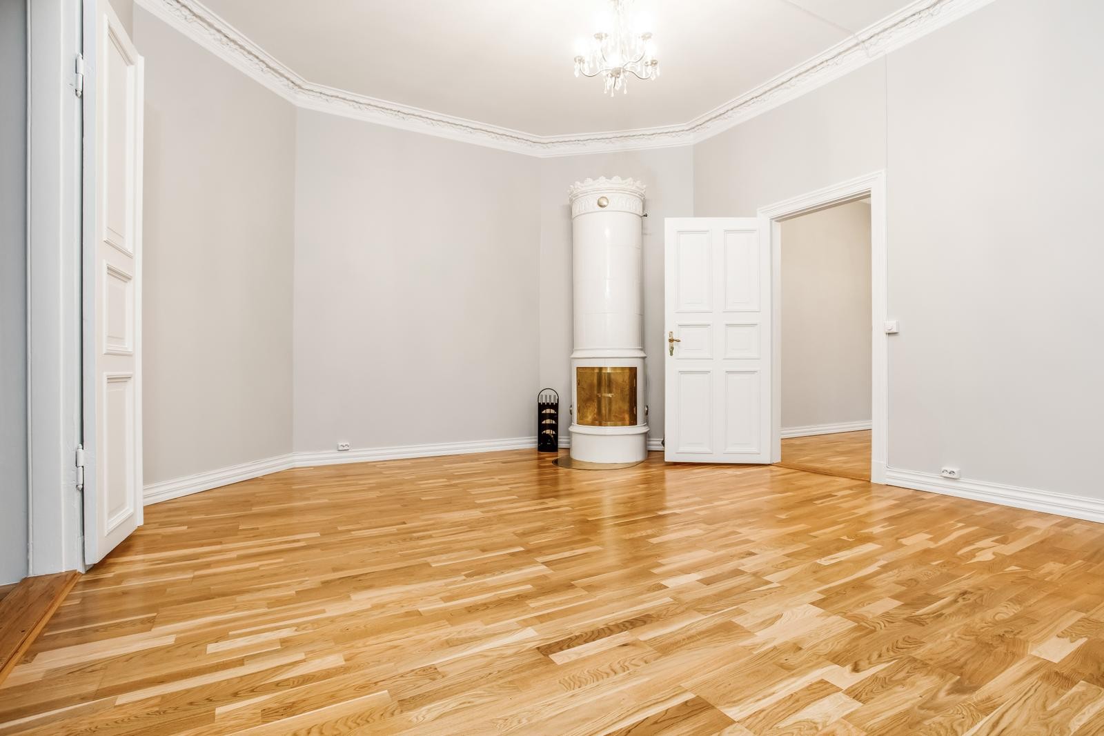 Spisestue. Leiligheten har god takhøyde og store vinduer i alle rom. Galleribilde