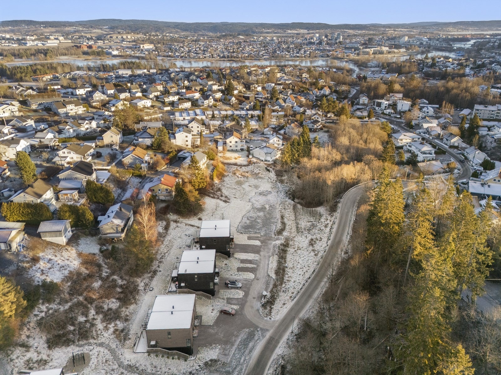 Kort vei til bussholdeplass og Sagdalen stasjon med hyppige avganger mot Oslo S. Galleribilde