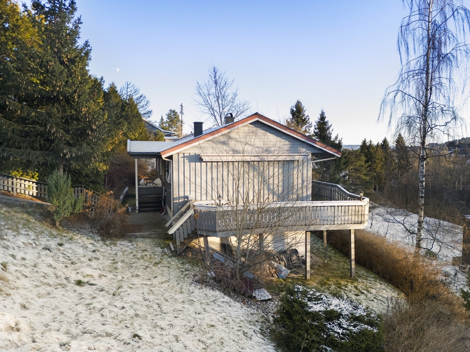 Boligen har en familievennlig planløsning med blant annet fire soverom og to bad. Galleribilde