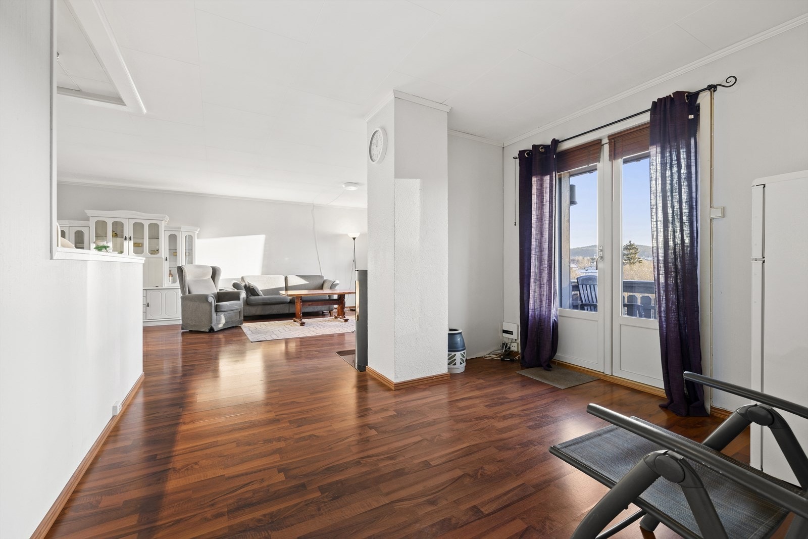 Fra stuen er det direkte utgang til en stor balkong med utsikt over nærområdet. Galleribilde