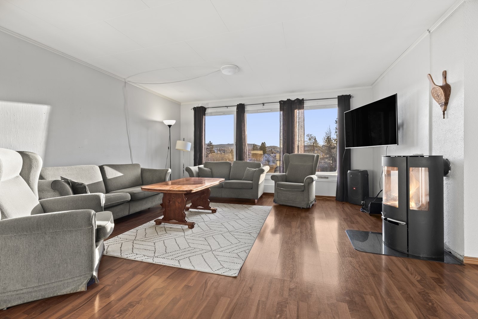 Stuen er et romslig allrom med plass til både sofagruppe og spisebord. Galleribilde