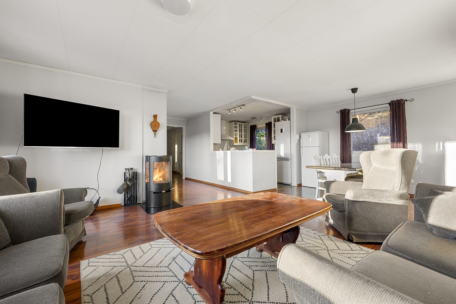 Rommet har en delvis åpen løsning mot kjøkkenet, som skaper en fin flyt i etasjen. Galleribilde