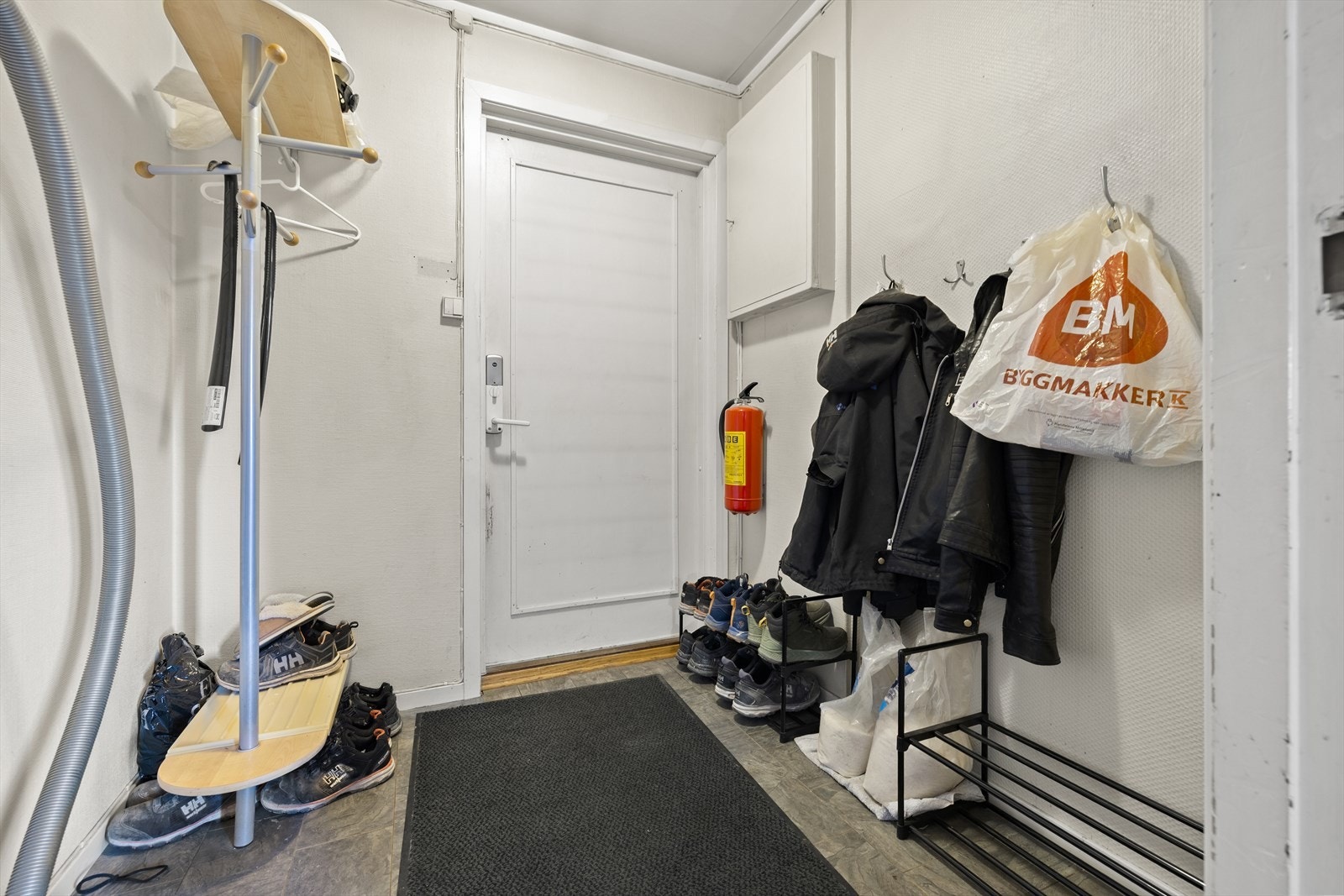 Egen inngang i underetasjen gir gode muligheter for en praktikantdel eller ungdomsavdeling. Galleribilde