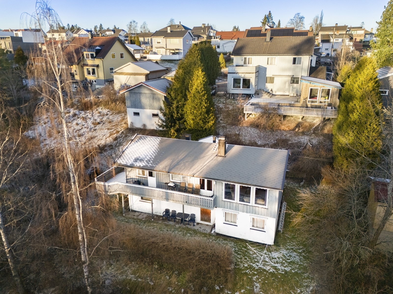 Enebolig over to plan med stort potensial, beliggende i et etablert og familievennlig nabolag. Galleribilde