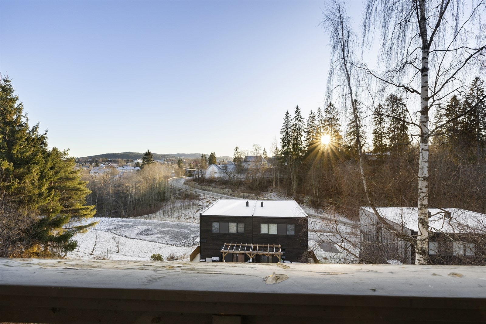 Eiendommen har umiddelbar nærhet til skog og mark, med turstier i Bråteskogen og ved St.Hansfjellet. Galleribilde