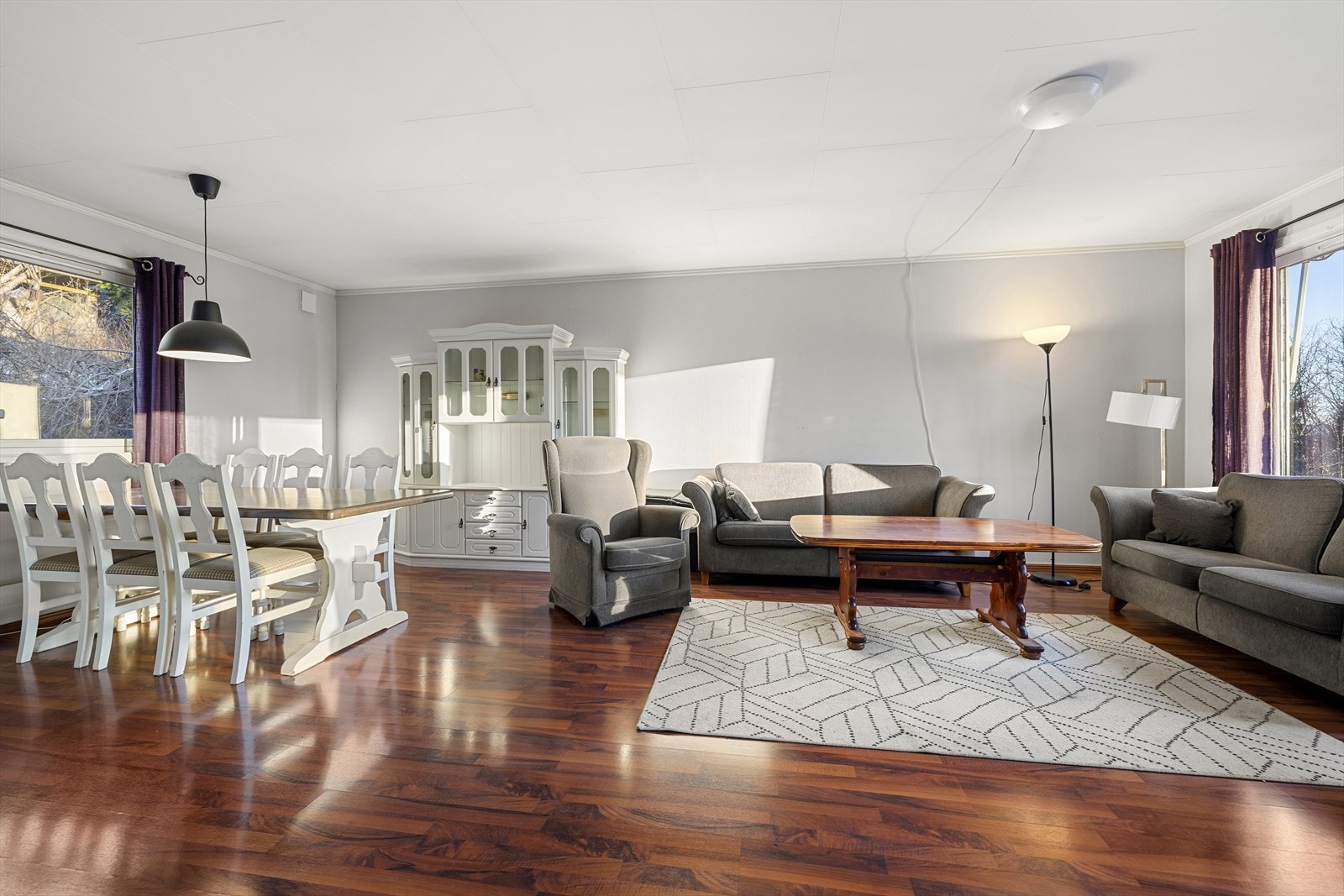 Store vindusflater gir godt med lysinnslipp og en åpen atmosfære. Galleribilde