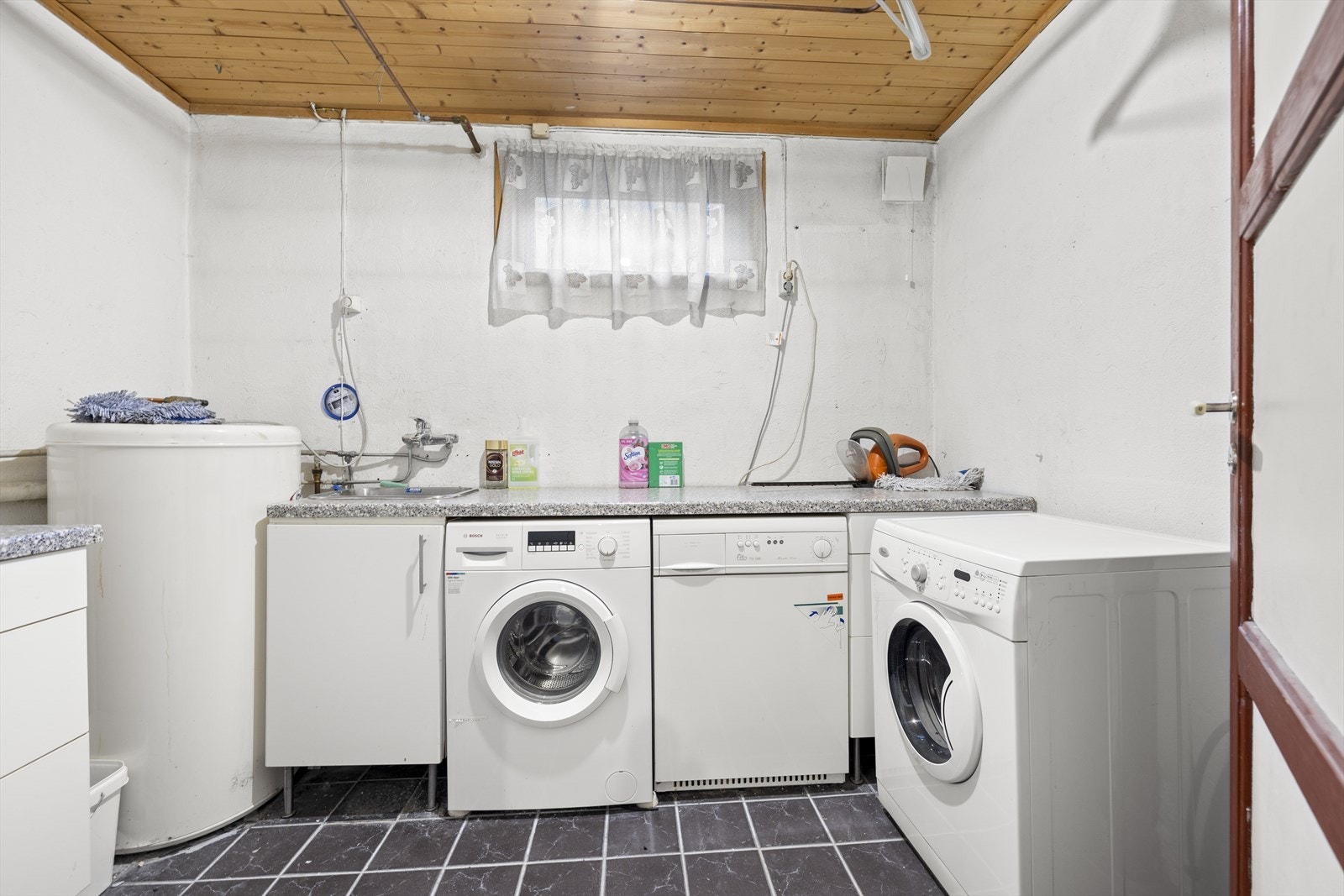 Eget vaskerom med innredning, utslagsvask og opplegg for vaskemaskin. Galleribilde