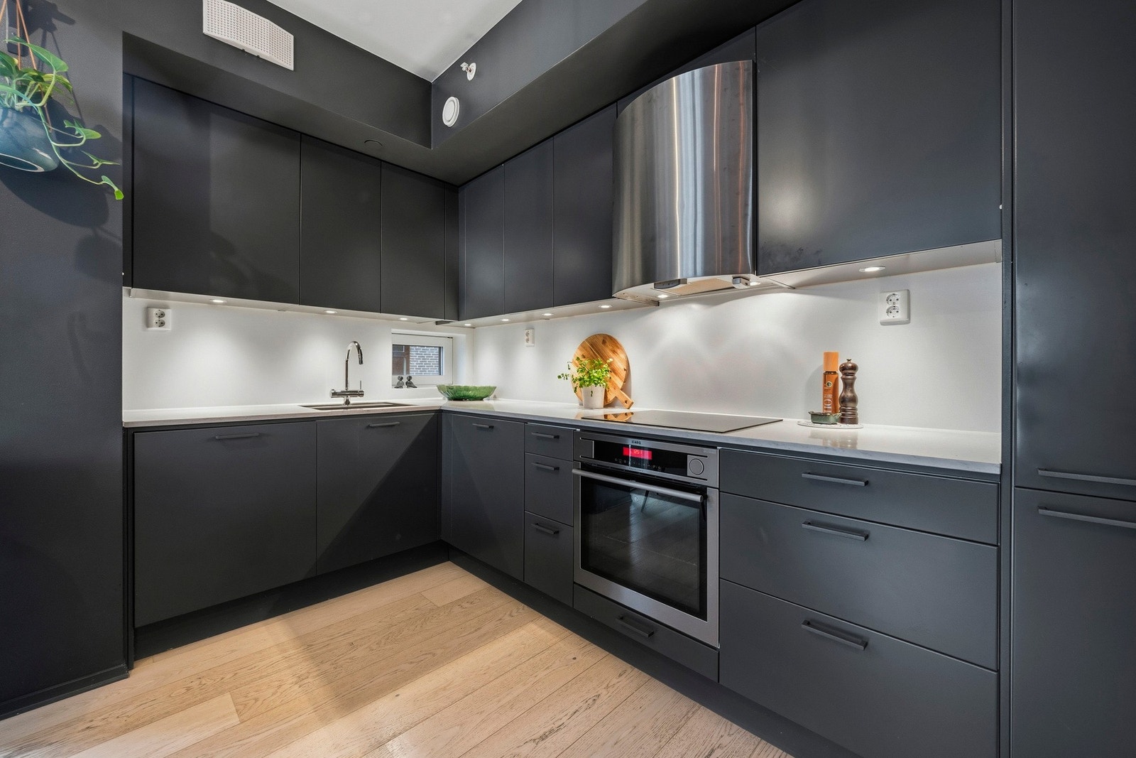 Kjøkkenet kombinerer funksjonalitet og moderne design, med smart oppbevaring og gode arbeidsflater. Galleribilde