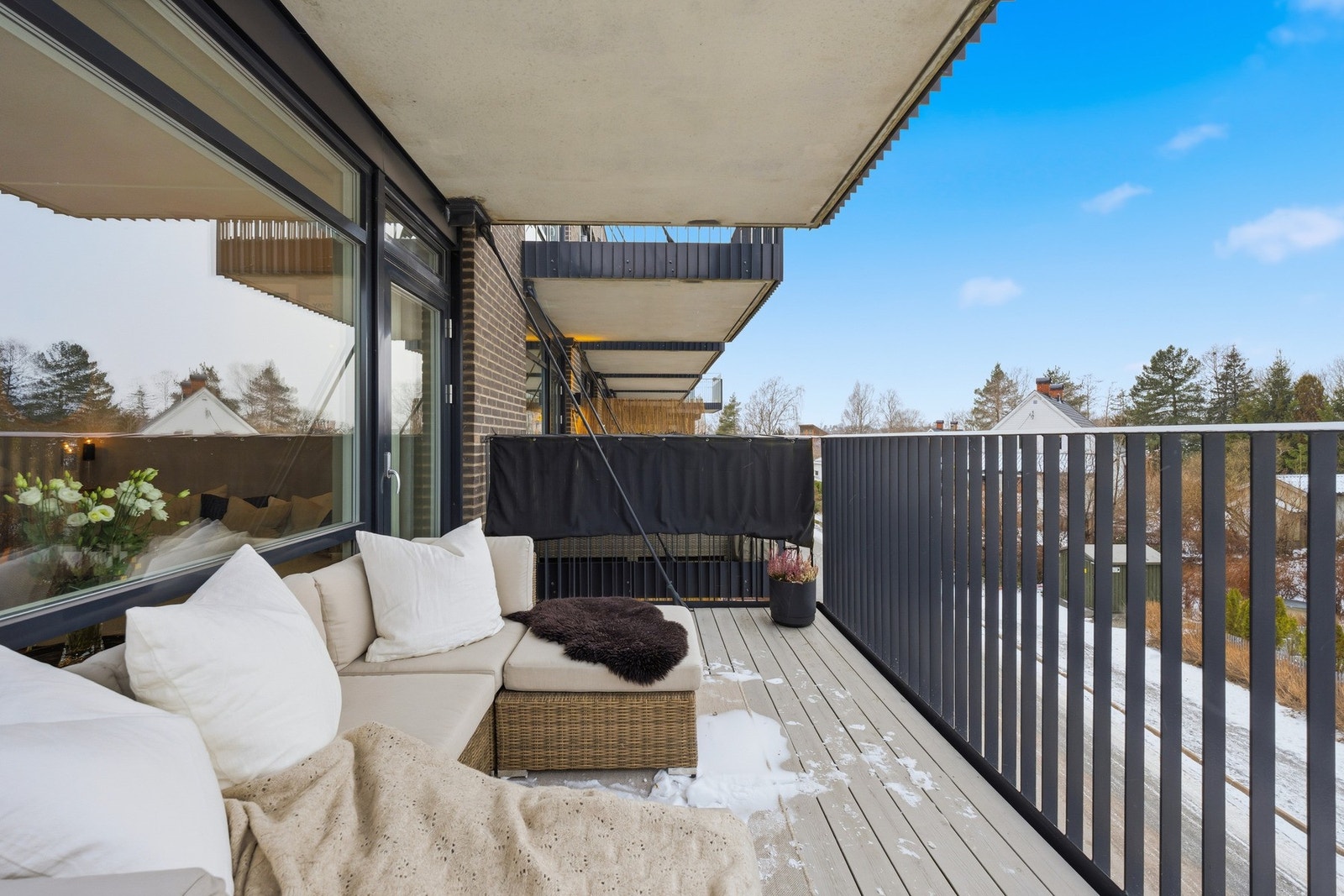 Balkongen er overbygget og kan nytes selv ved regnfylte dager. Galleribilde