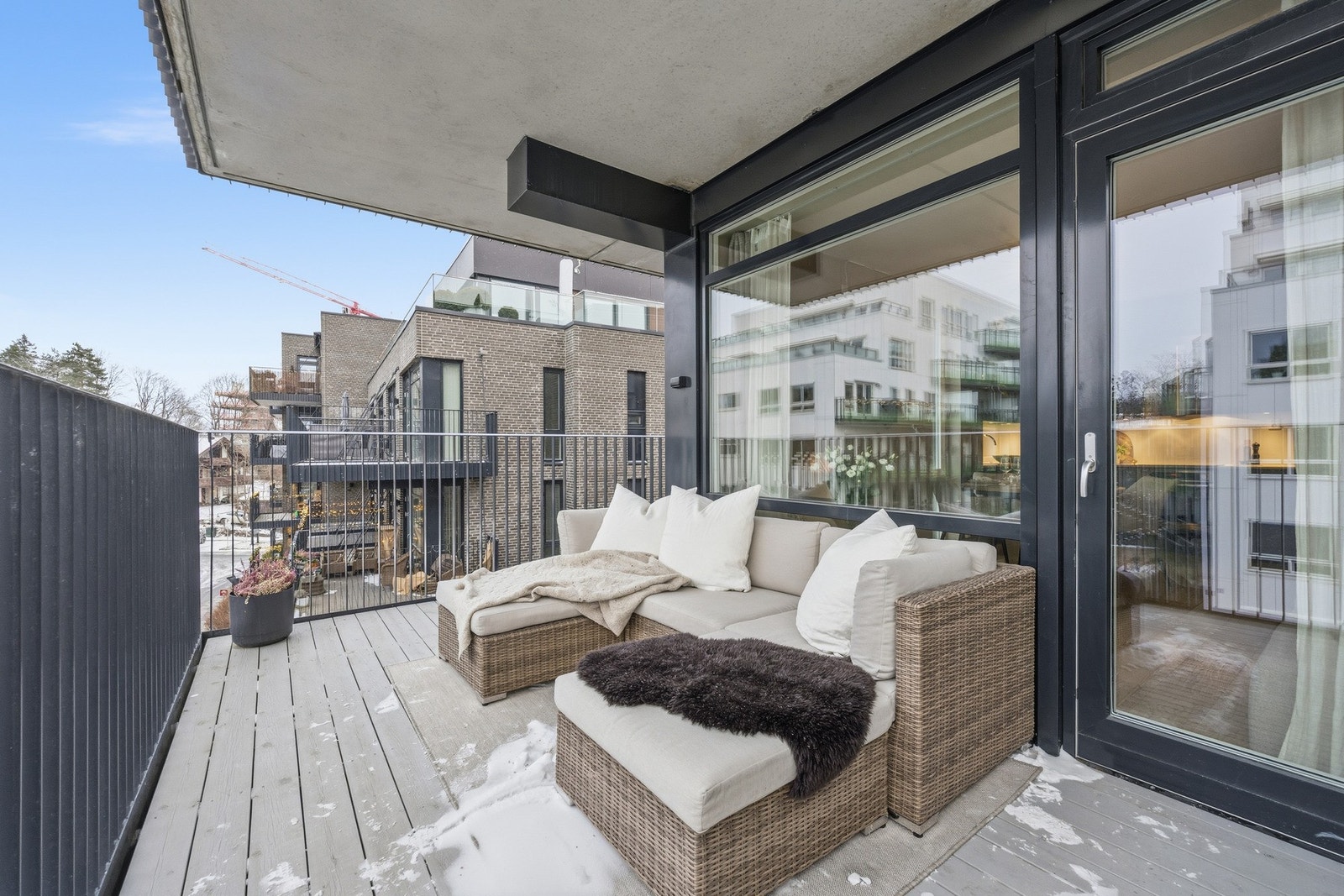 Her er det god plass til en koselig sittegruppe hvor utsikten kan nytes. Galleribilde