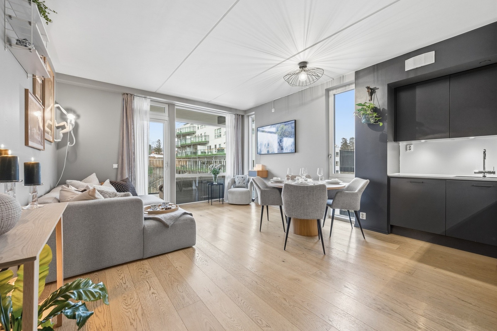 Leiligheten har en gjennomgående høy standard som gjenspeiles i bl.a. bærekraftige materialer ved utbyggelsen. Galleribilde