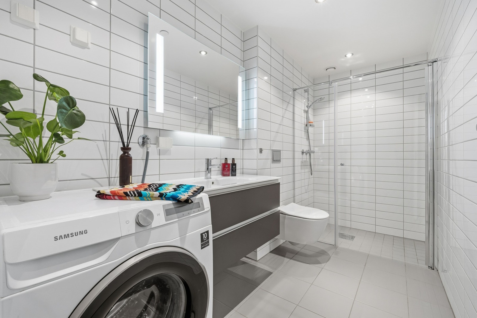 Stilrent baderom med dusjhjørne og funksjonelle løsninger Galleribilde