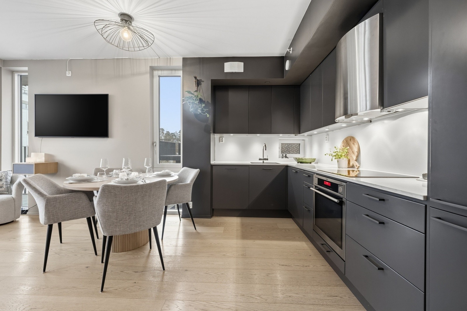 Moderne og innholdsrikt kjøkken med mye skap og benkeplass Galleribilde